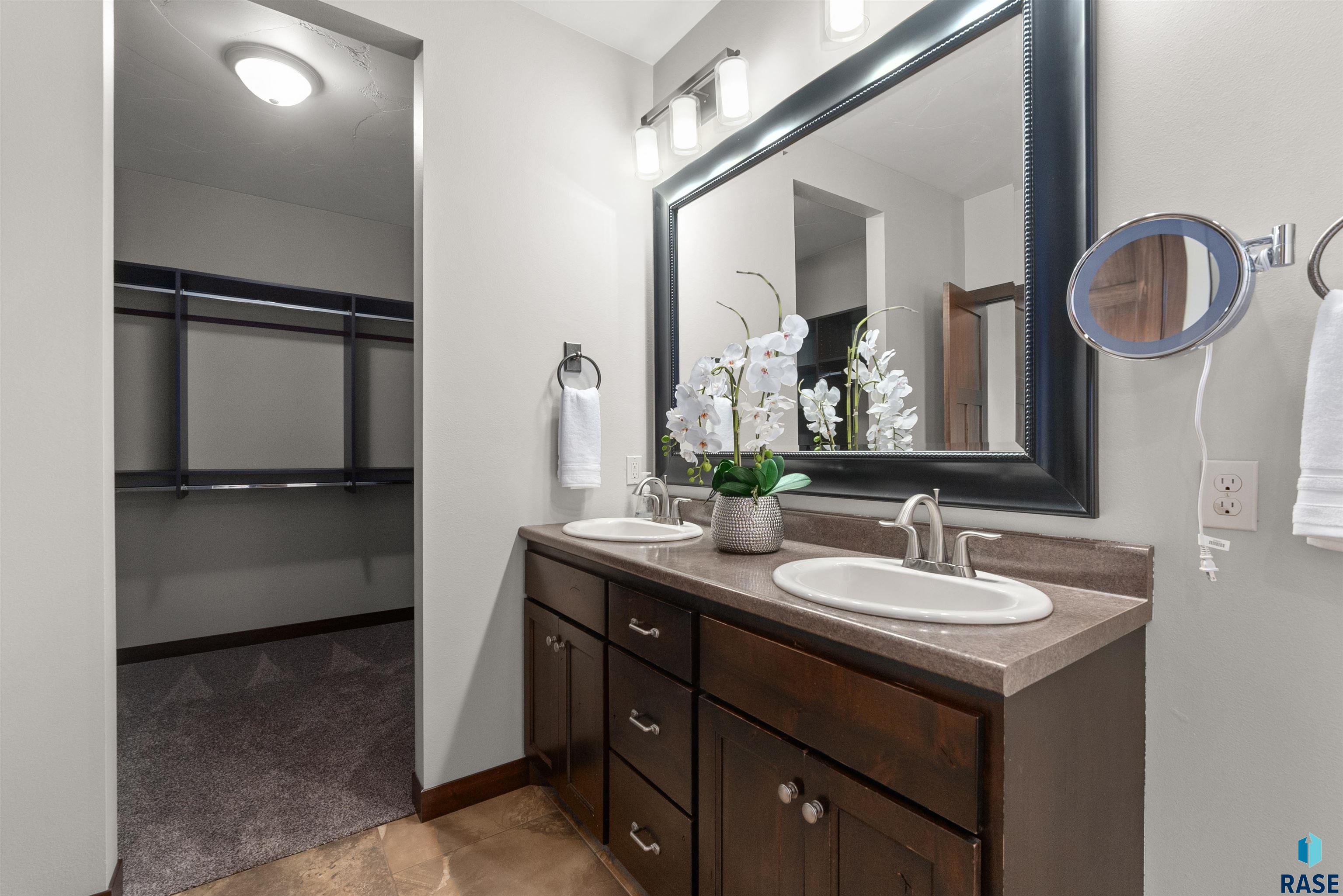 Sioux Falls, South Dakota 57108, United States, 5 Bedrooms Bedrooms, ,3 BathroomsBathrooms,Residential,Active,106421