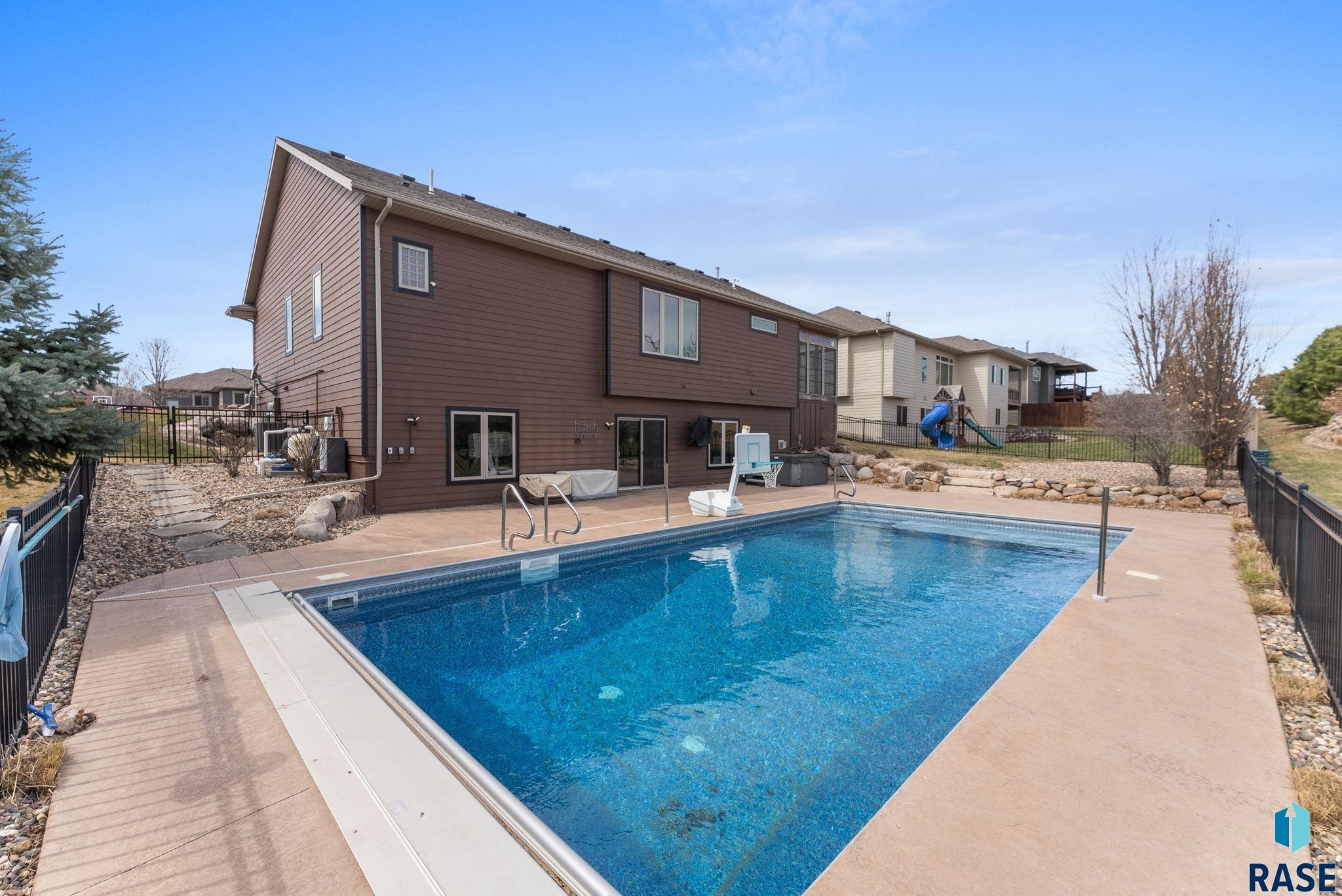 Sioux Falls, South Dakota 57108, United States, 5 Bedrooms Bedrooms, ,3 BathroomsBathrooms,Residential,Active,106421