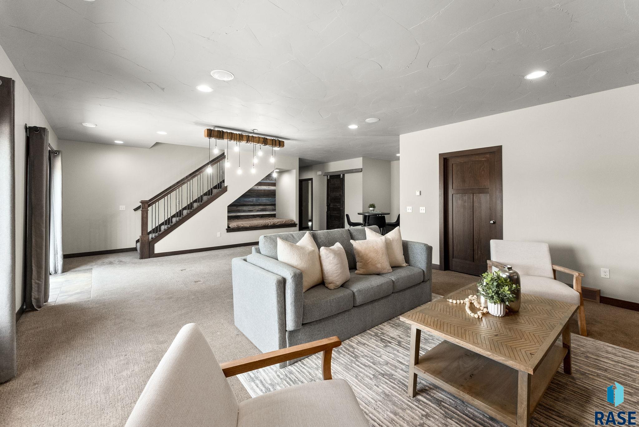 Sioux Falls, South Dakota 57108, United States, 5 Bedrooms Bedrooms, ,3 BathroomsBathrooms,Residential,Active,106421