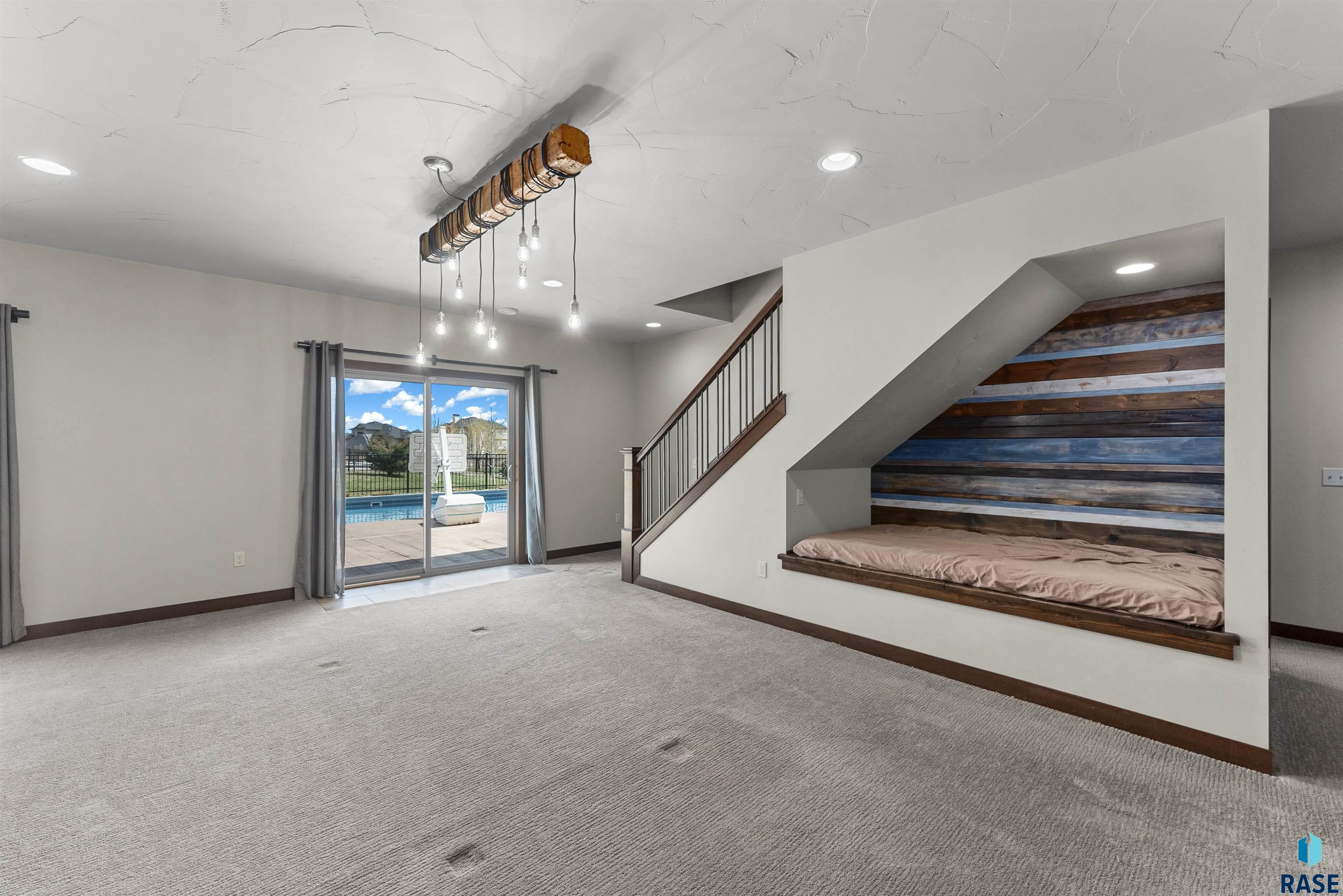 Sioux Falls, South Dakota 57108, United States, 5 Bedrooms Bedrooms, ,3 BathroomsBathrooms,Residential,Active,106421