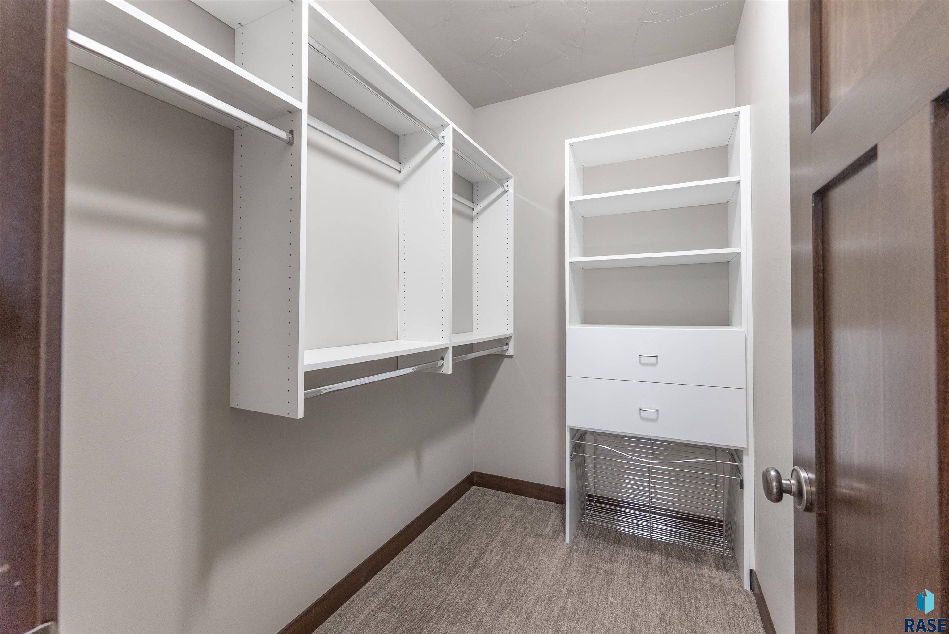 Sioux Falls, South Dakota 57108, United States, 5 Bedrooms Bedrooms, ,3 BathroomsBathrooms,Residential,Active,106421