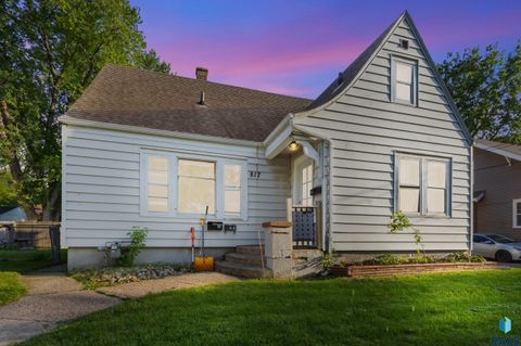 Photo of 817 W 15th St Street, Sioux Falls, SD 57104 (MLS # 22504700)