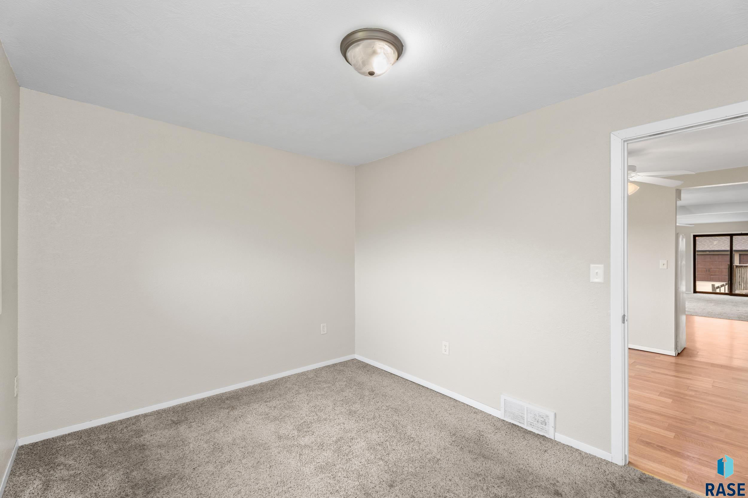 Sioux Falls, South Dakota 57107, United States, 4 Bedrooms Bedrooms, ,2 BathroomsBathrooms,Residential,Active,184889