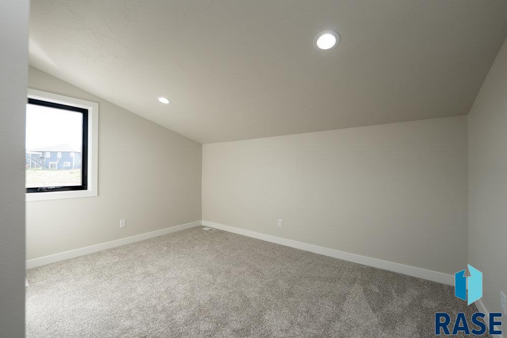 Sioux Falls, South Dakota 57110, United States, 4 Bedrooms Bedrooms, ,4 BathroomsBathrooms,Residential,Active,127486