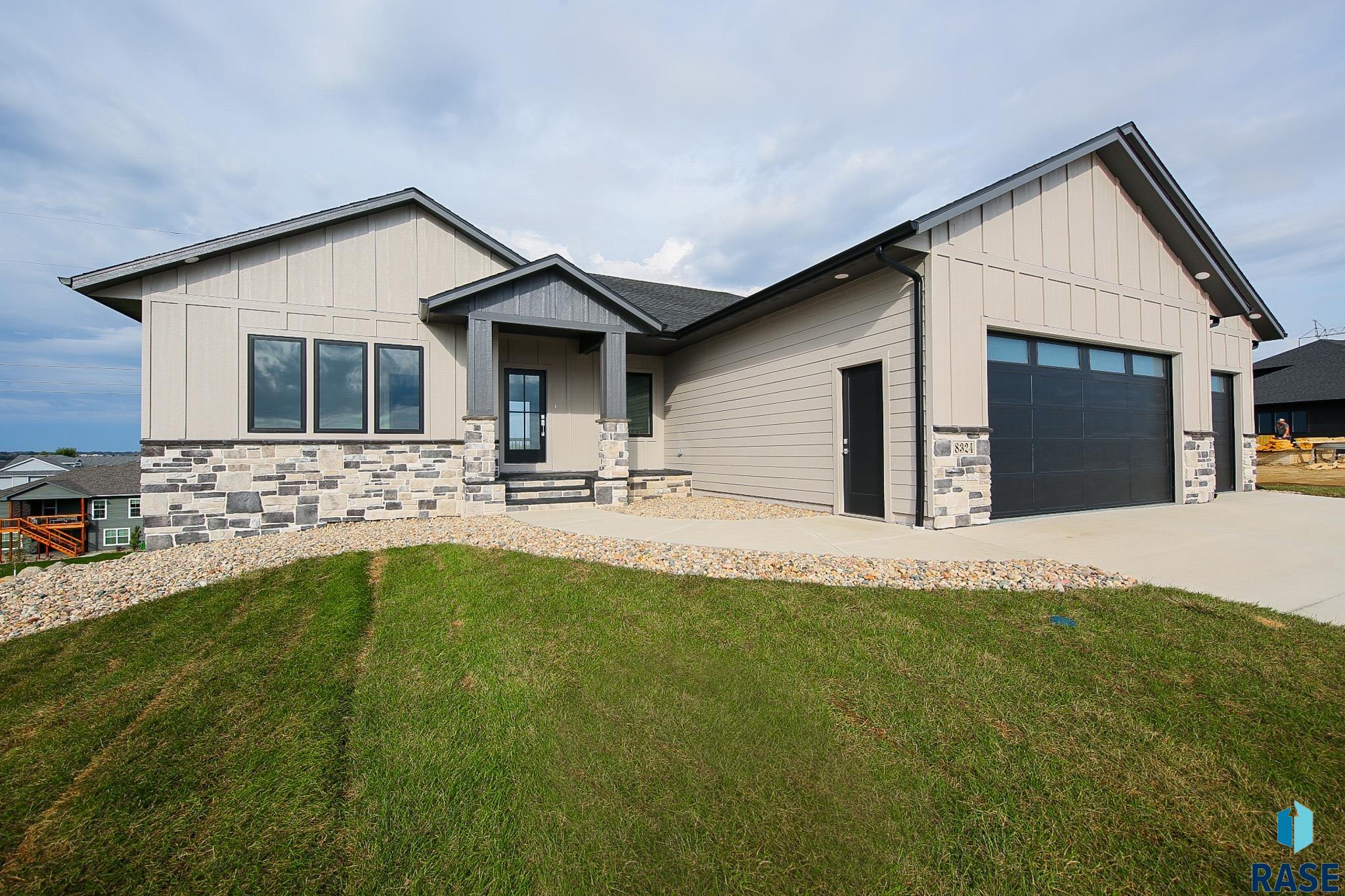 8324 E Spearfish Ct Court, Sioux Falls, South Dakota image 2