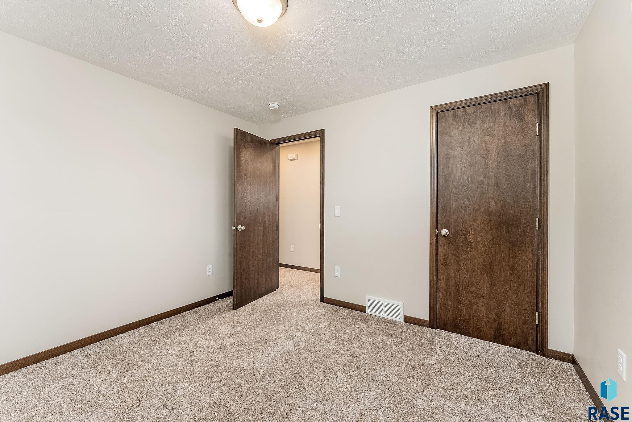 9500 W Richie Cir Circle, Sioux Falls, New Jersey image 16
