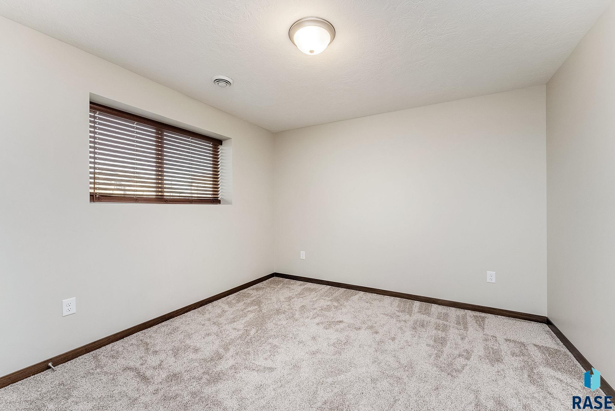 9500 W Richie Cir Circle, Sioux Falls, New Jersey image 15