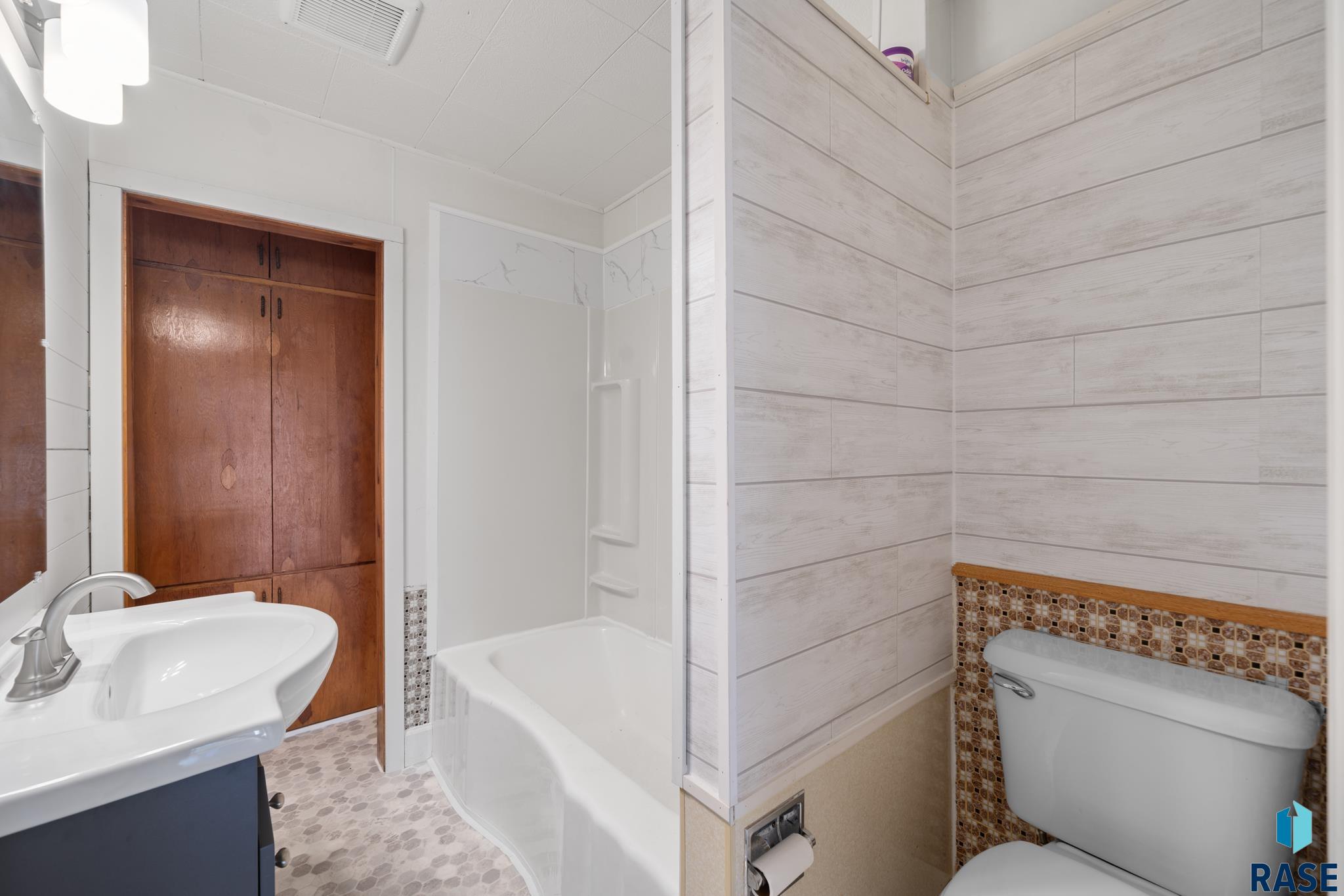 Sioux Falls, South Dakota 57104, United States, 3 Bedrooms Bedrooms, ,1 BathroomBathrooms,Residential,Active,226726