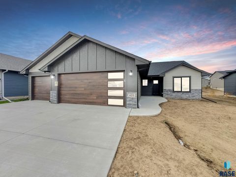 Photo of 621 N UNION Ave, Sioux Falls, SD 57110 (MLS # 22502283)