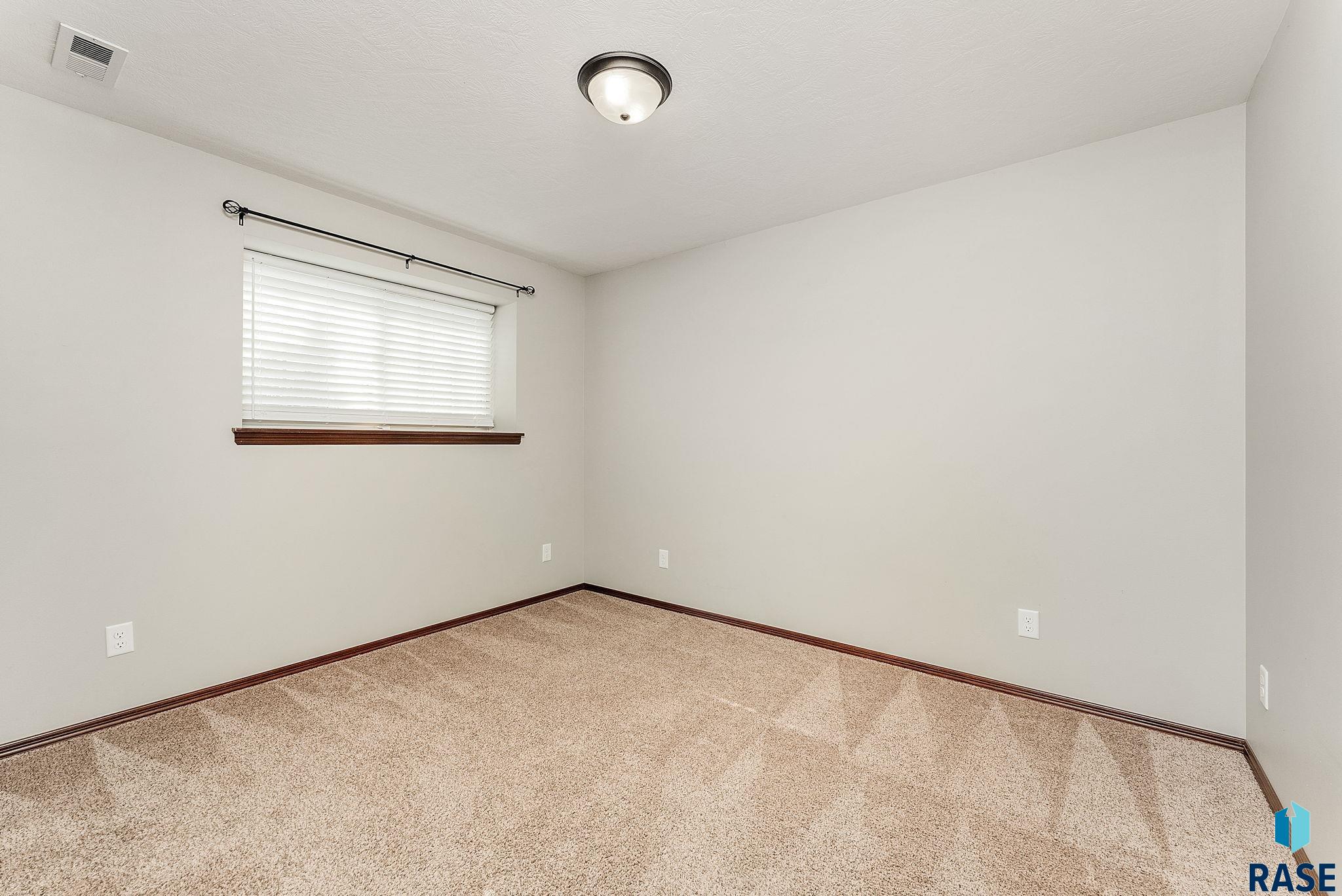 Sioux Falls, South Dakota 57106, United States, 4 Bedrooms Bedrooms, ,3 BathroomsBathrooms,Residential,Active,143730