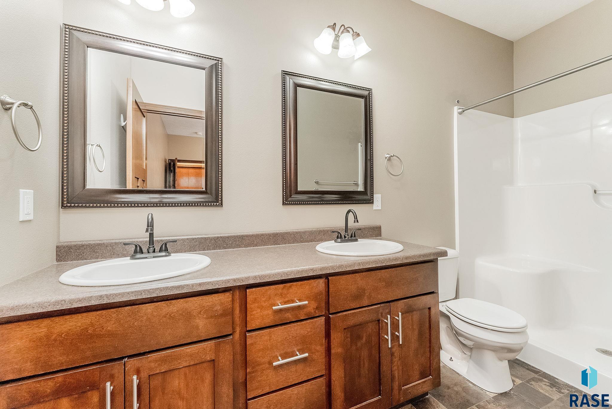 Sioux Falls, South Dakota 57106, United States, 4 Bedrooms Bedrooms, ,3 BathroomsBathrooms,Residential,Active,143730