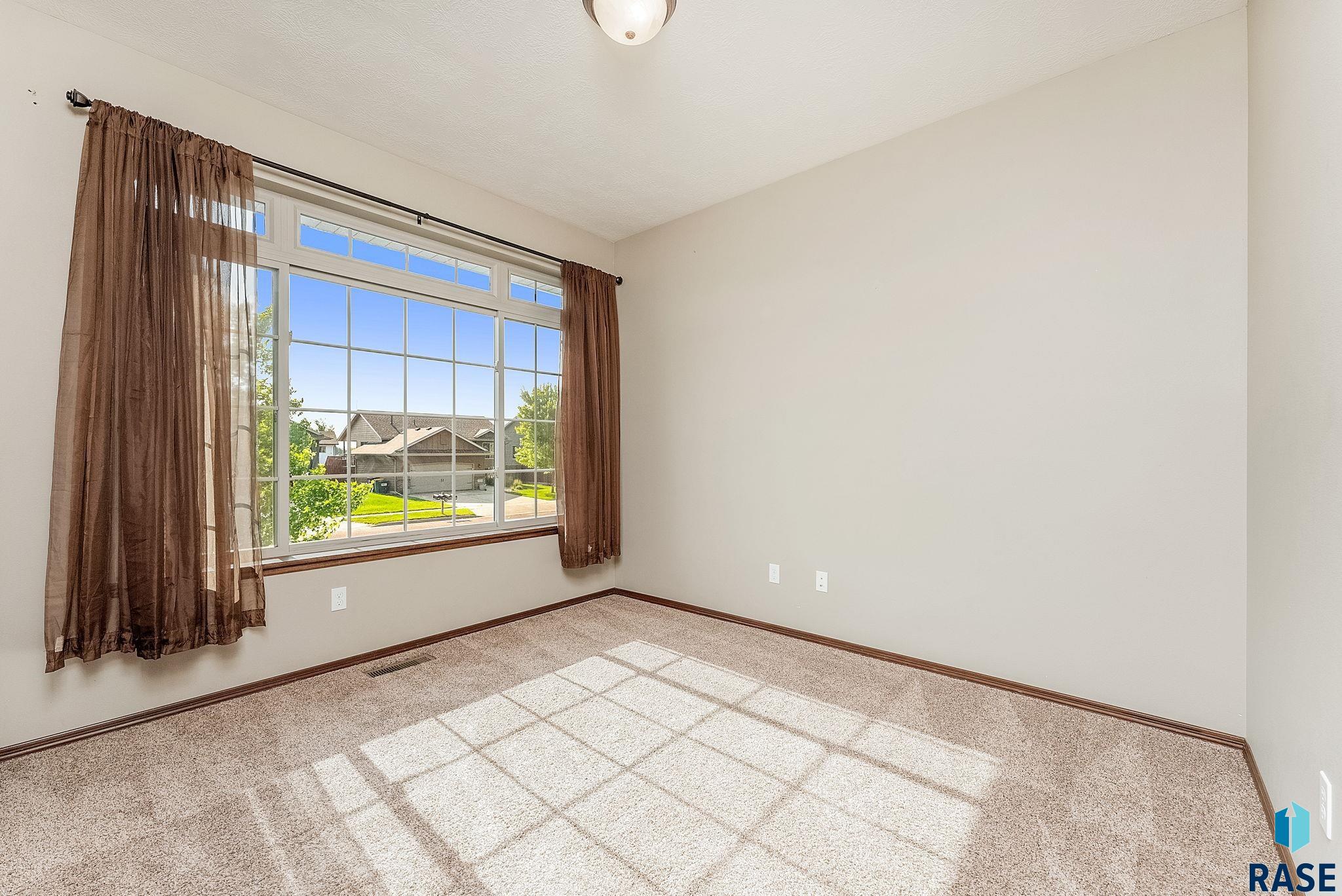 Sioux Falls, South Dakota 57106, United States, 4 Bedrooms Bedrooms, ,3 BathroomsBathrooms,Residential,Active,143730