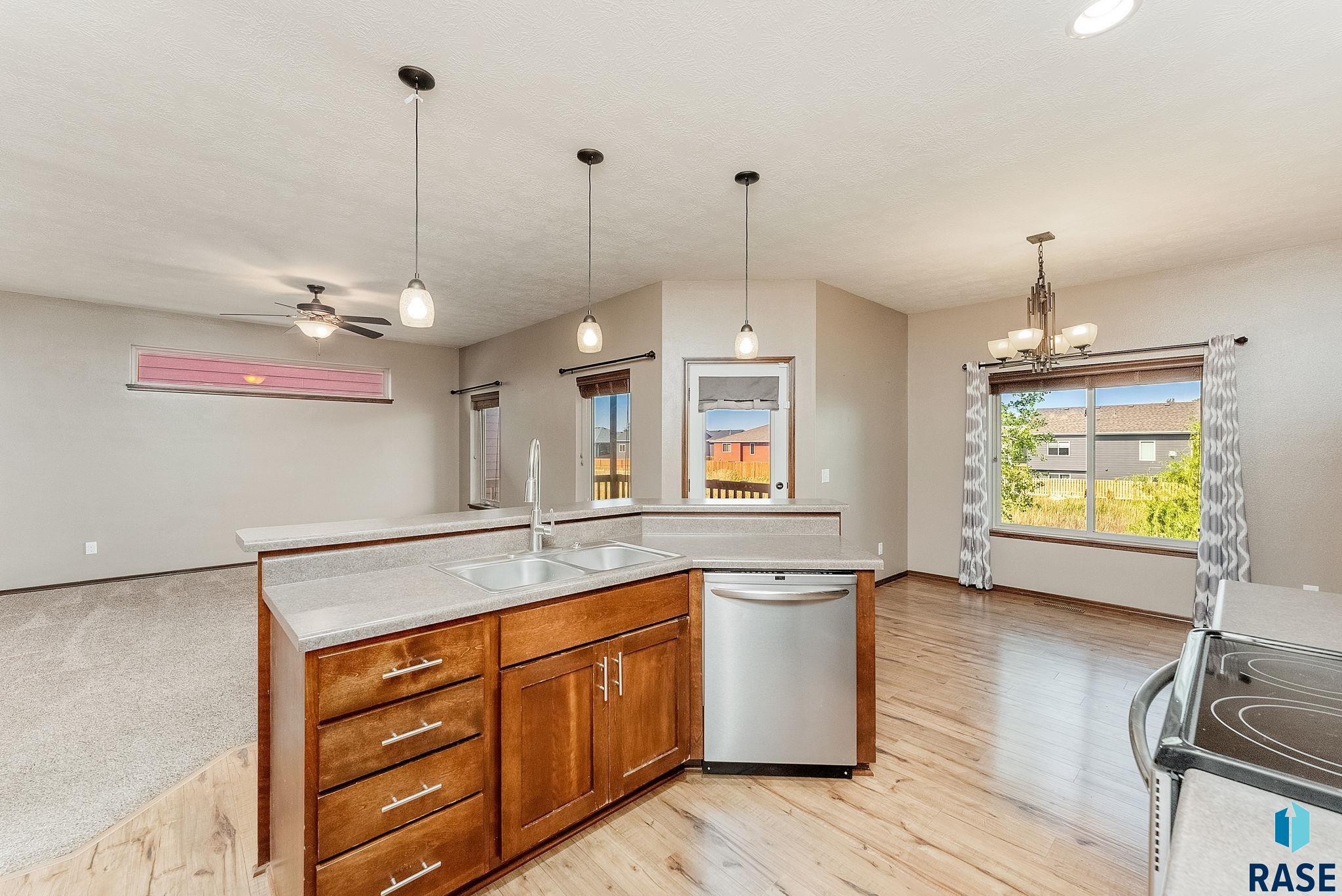 Sioux Falls, South Dakota 57106, United States, 4 Bedrooms Bedrooms, ,3 BathroomsBathrooms,Residential,Active,143730