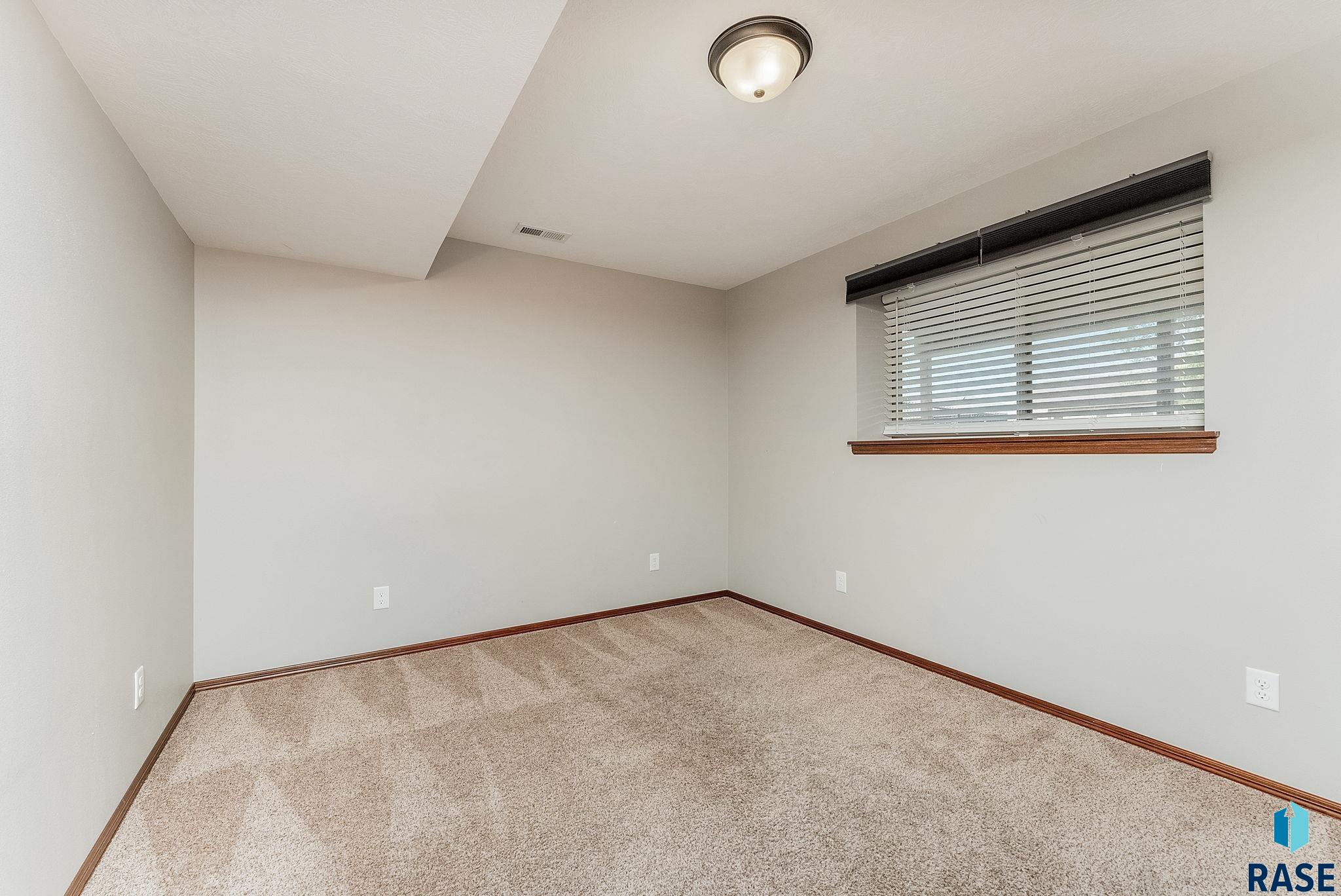 Sioux Falls, South Dakota 57106, United States, 4 Bedrooms Bedrooms, ,3 BathroomsBathrooms,Residential,Active,143730