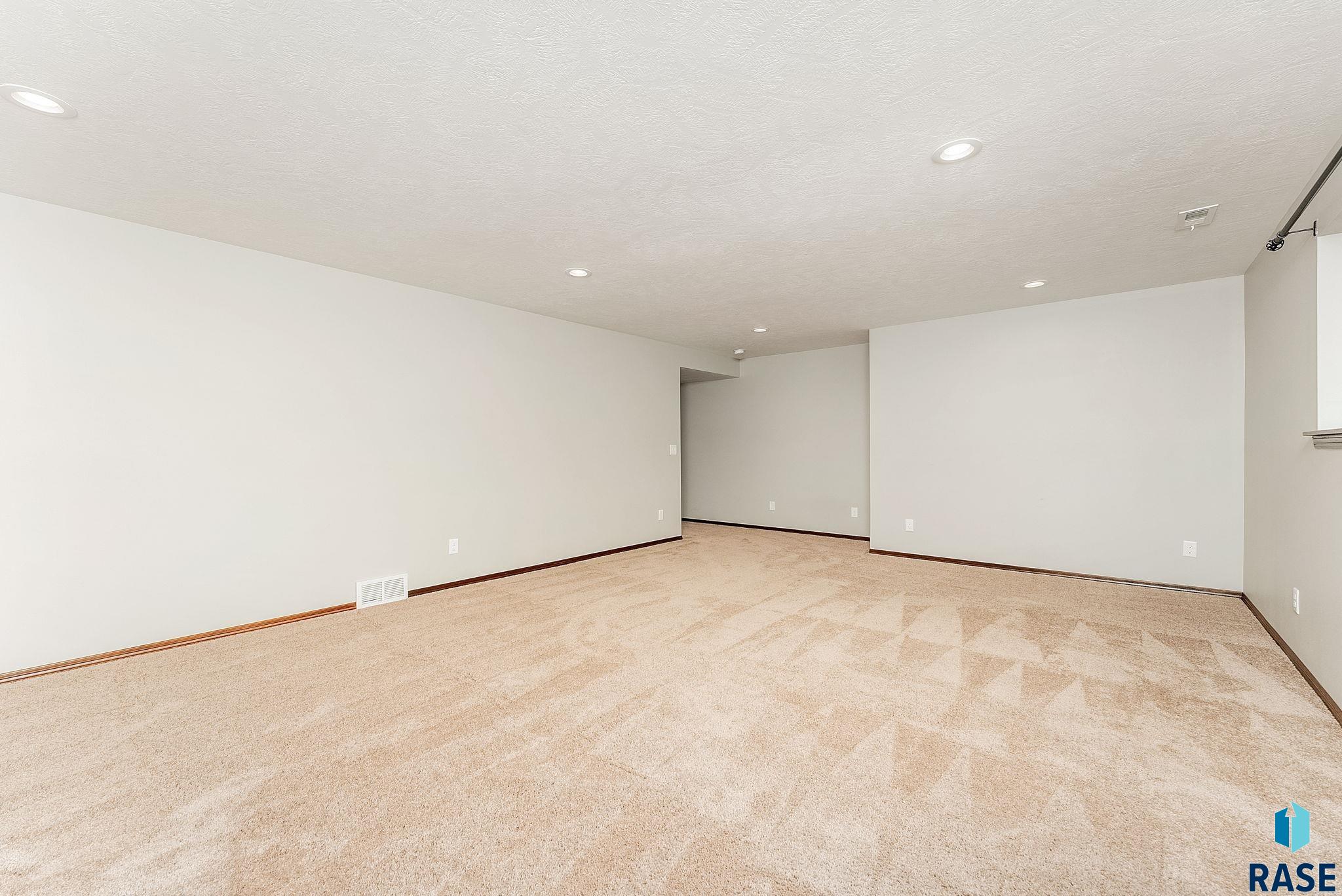 Sioux Falls, South Dakota 57106, United States, 4 Bedrooms Bedrooms, ,3 BathroomsBathrooms,Residential,Active,143730