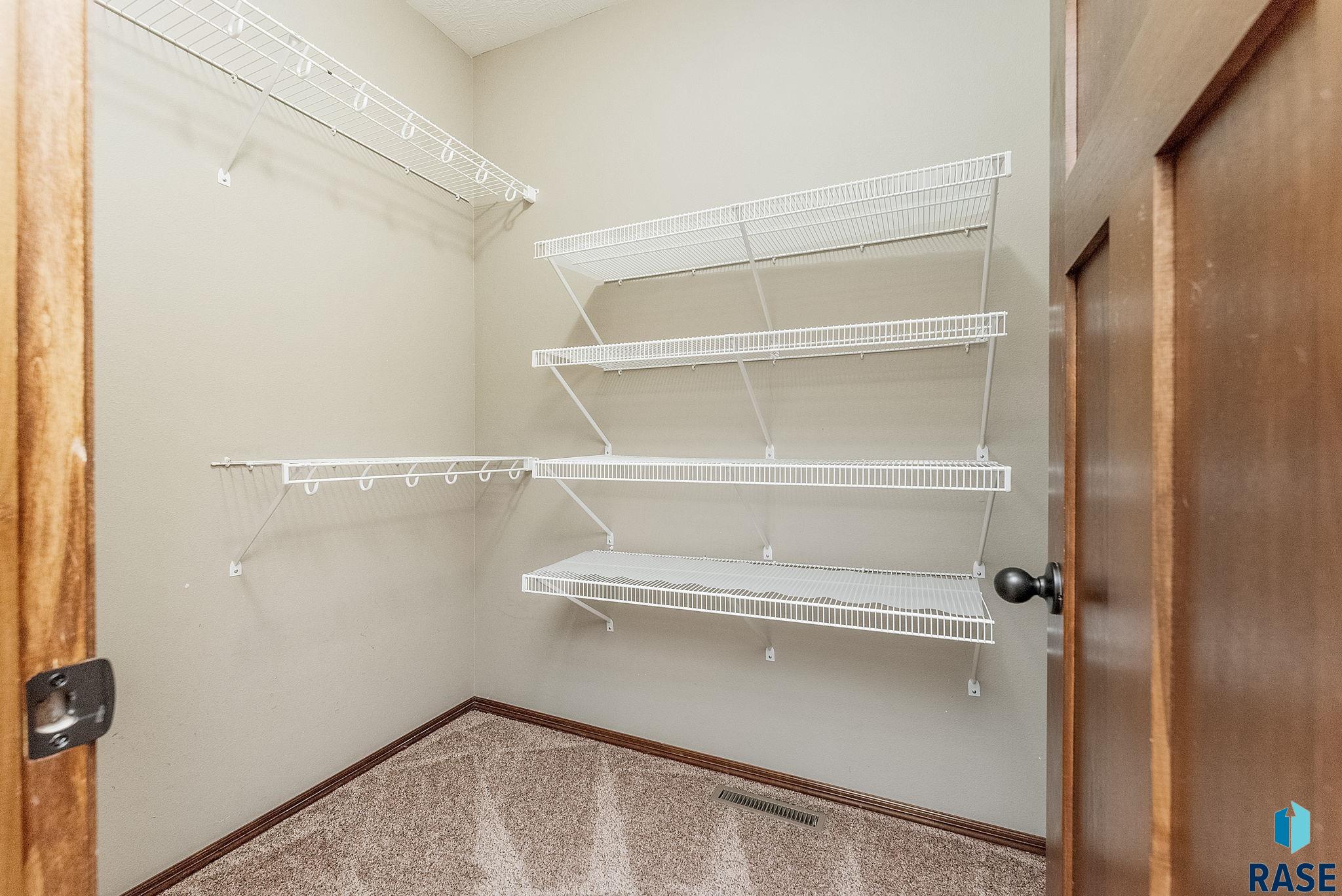 Sioux Falls, South Dakota 57106, United States, 4 Bedrooms Bedrooms, ,3 BathroomsBathrooms,Residential,Active,143730