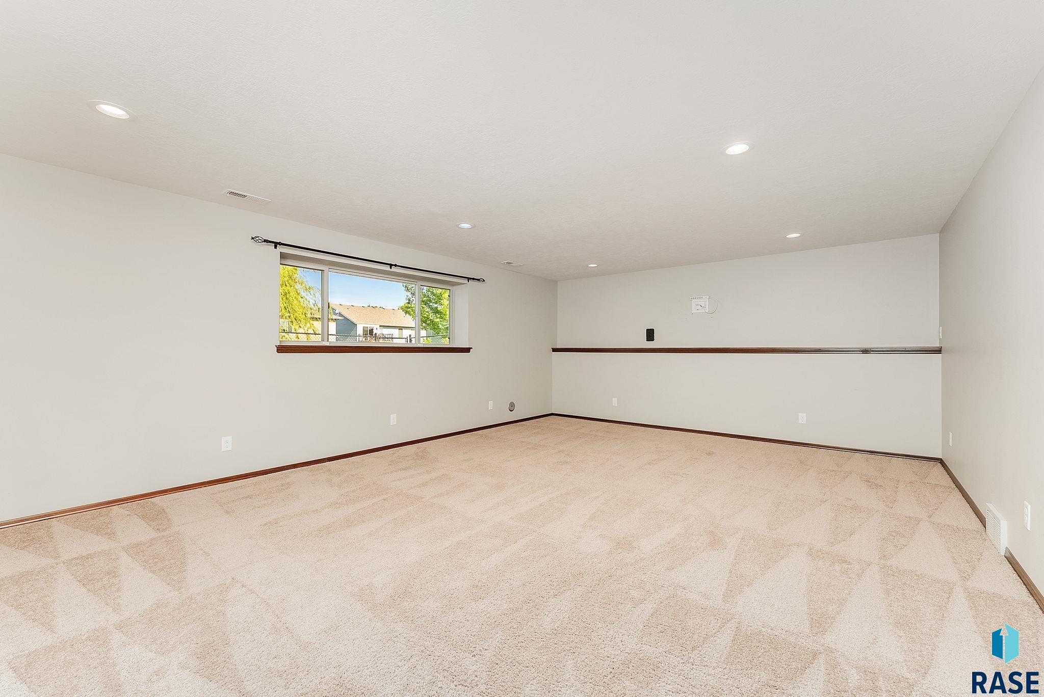 Sioux Falls, South Dakota 57106, United States, 4 Bedrooms Bedrooms, ,3 BathroomsBathrooms,Residential,Active,143730