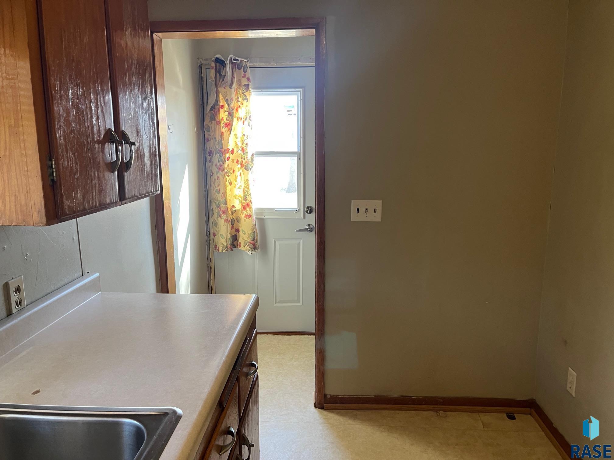311 W Vermont Ave Avenue, Salem, South Dakota image 9