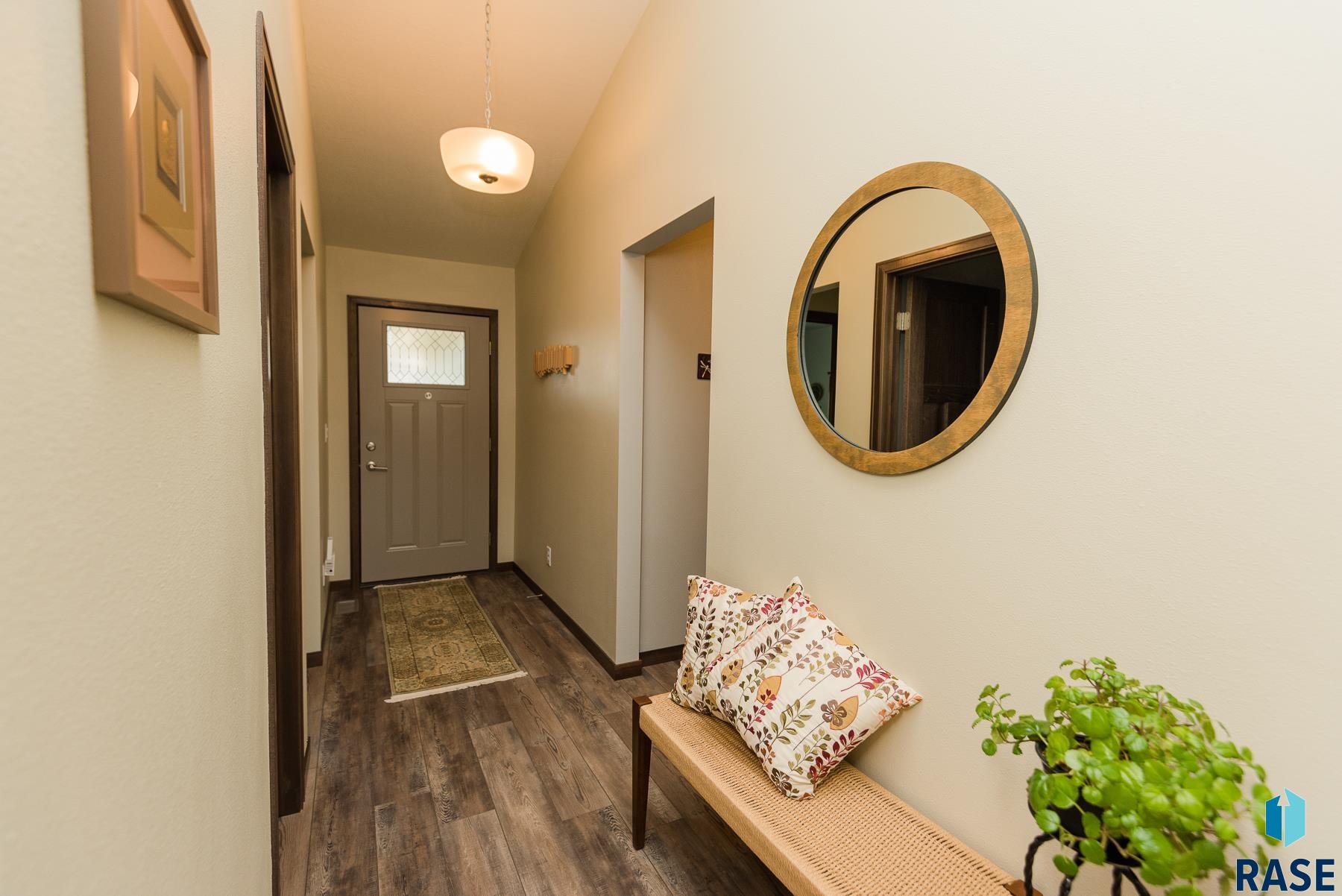 1102 N Brennan Ct Court, Sioux Falls, South Dakota image 2