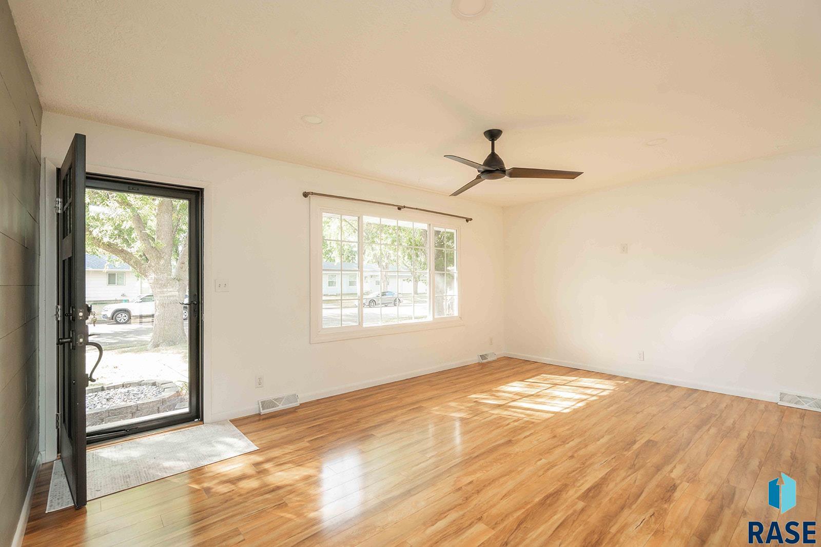 Sioux Falls, South Dakota 57106, United States, 4 Bedrooms Bedrooms, ,2 BathroomsBathrooms,Residential,Active,206854