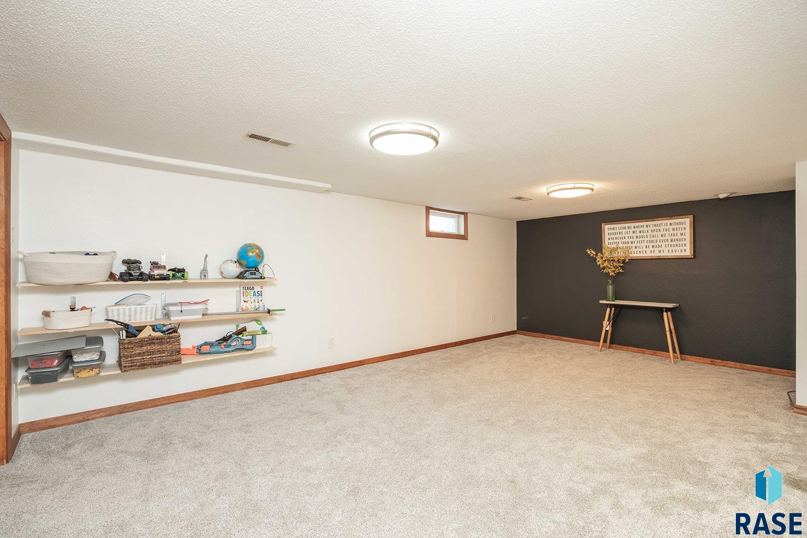 Sioux Falls, South Dakota 57106, United States, 4 Bedrooms Bedrooms, ,2 BathroomsBathrooms,Residential,Active,206854