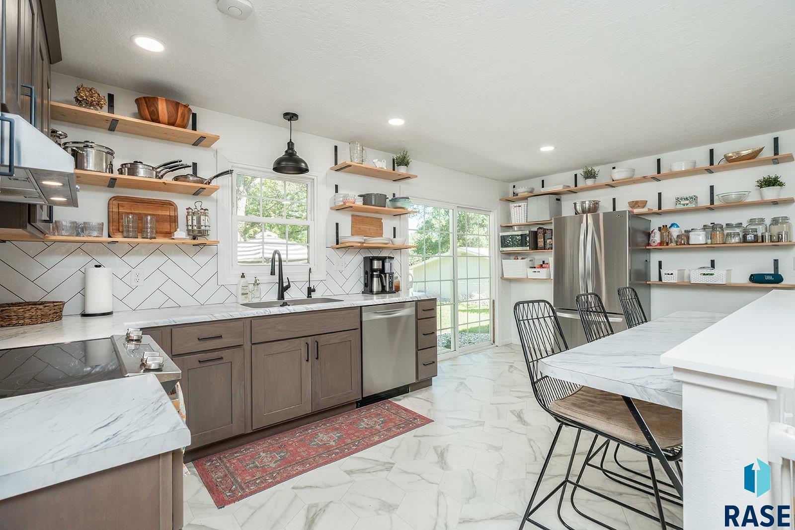 Sioux Falls, South Dakota 57106, United States, 4 Bedrooms Bedrooms, ,2 BathroomsBathrooms,Residential,Active,206854