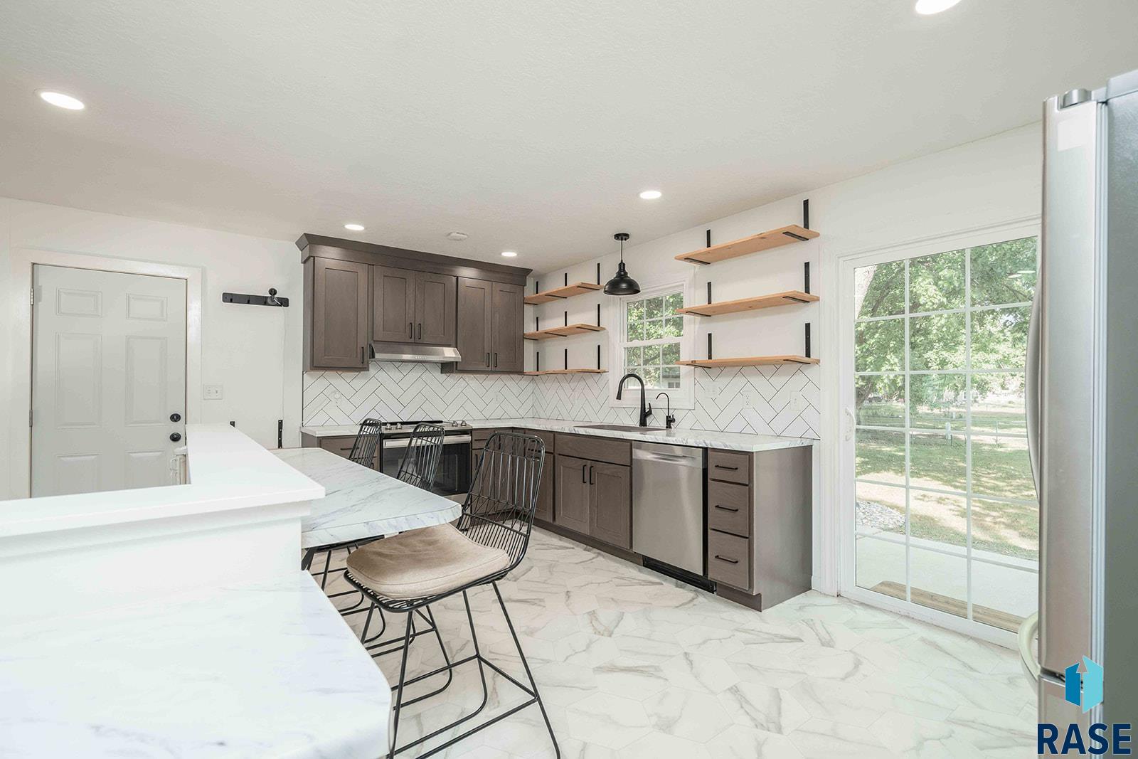 Sioux Falls, South Dakota 57106, United States, 4 Bedrooms Bedrooms, ,2 BathroomsBathrooms,Residential,Active,206854