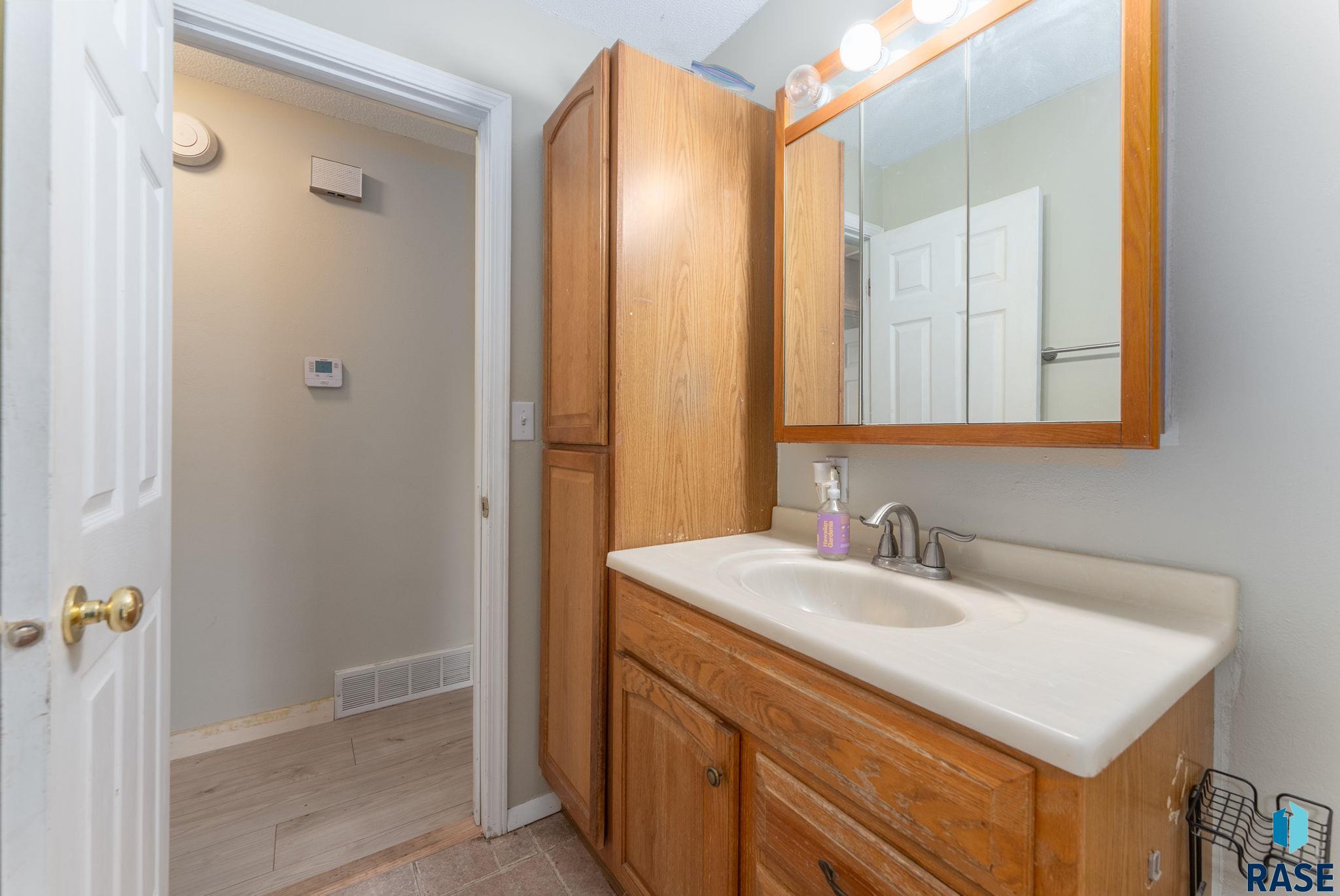 Sioux Falls, South Dakota 57106, United States, 4 Bedrooms Bedrooms, ,2 BathroomsBathrooms,Residential,Pending,116792