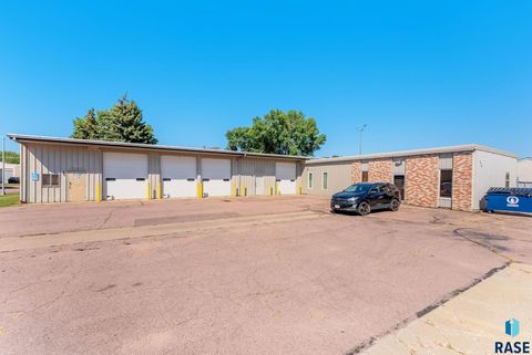 Photo of 600 S Charlotte Ave Avenue, Sioux Falls, SD 57103 (MLS # 22506882)