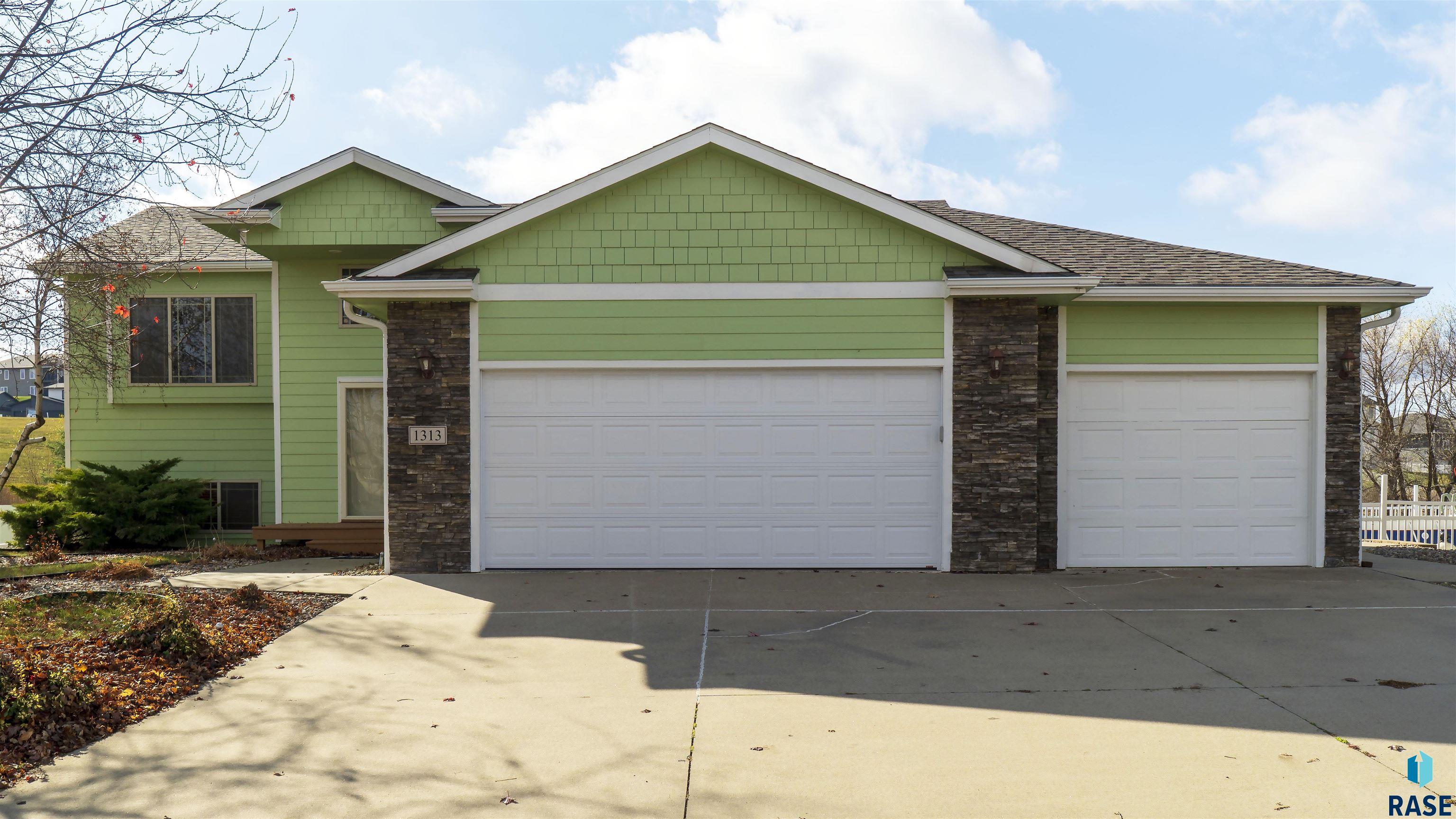 1313 W Creekside Dr Drive, Brandon, South Dakota image 1