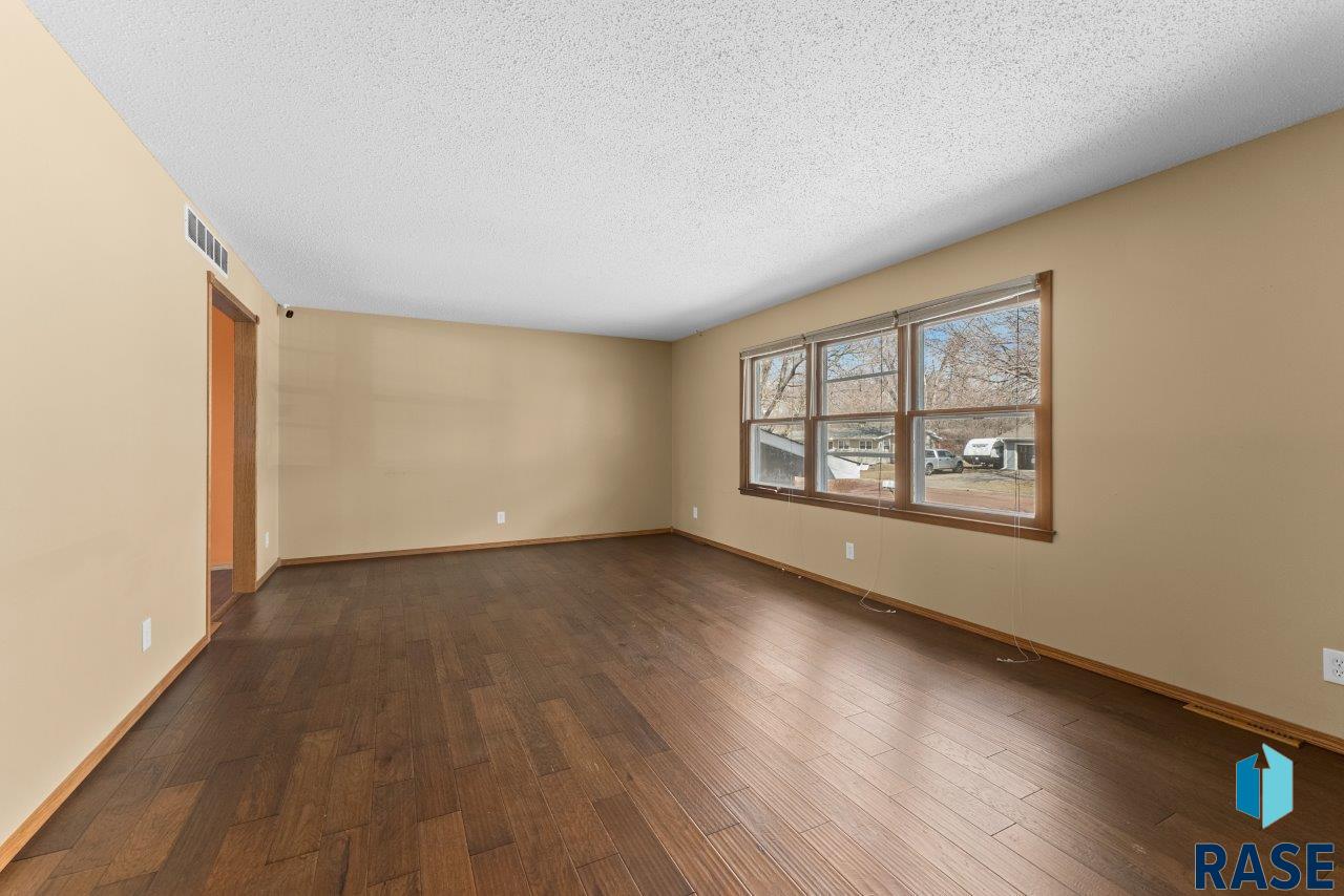 409 S 8th Ave Avenue, Brandon, South Dakota image 3