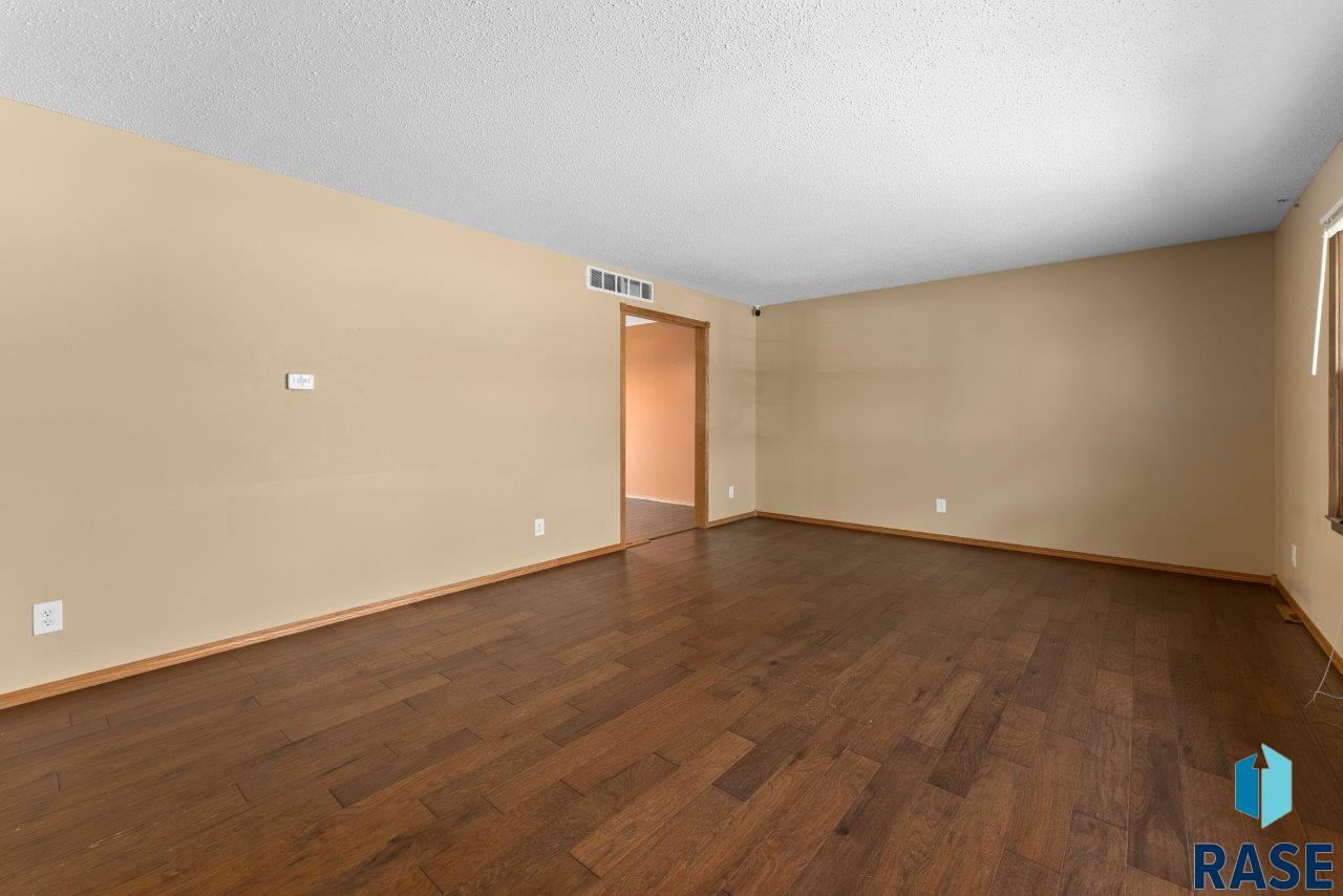 409 S 8th Ave Avenue, Brandon, South Dakota image 4