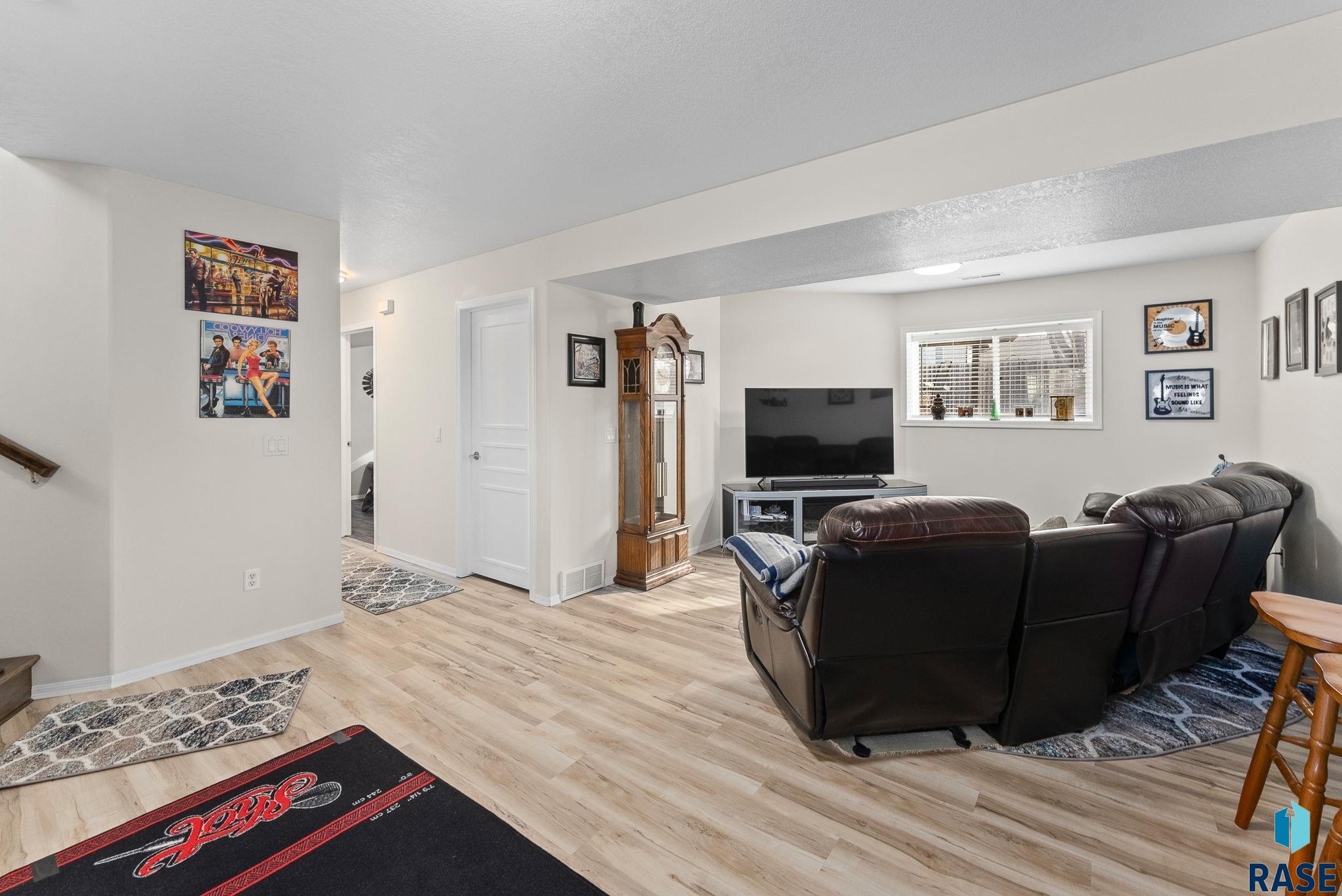 Sioux Falls, South Dakota 57107, United States, 4 Bedrooms Bedrooms, ,2 BathroomsBathrooms,Residential,Active,88942