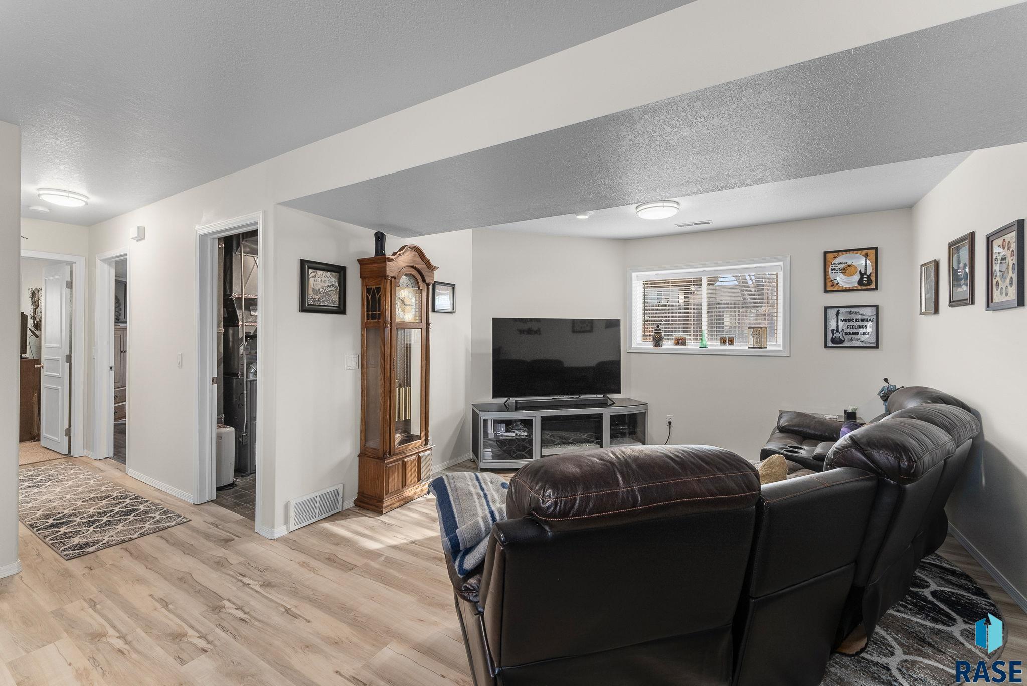 Sioux Falls, South Dakota 57107, United States, 4 Bedrooms Bedrooms, ,2 BathroomsBathrooms,Residential,Active,88942