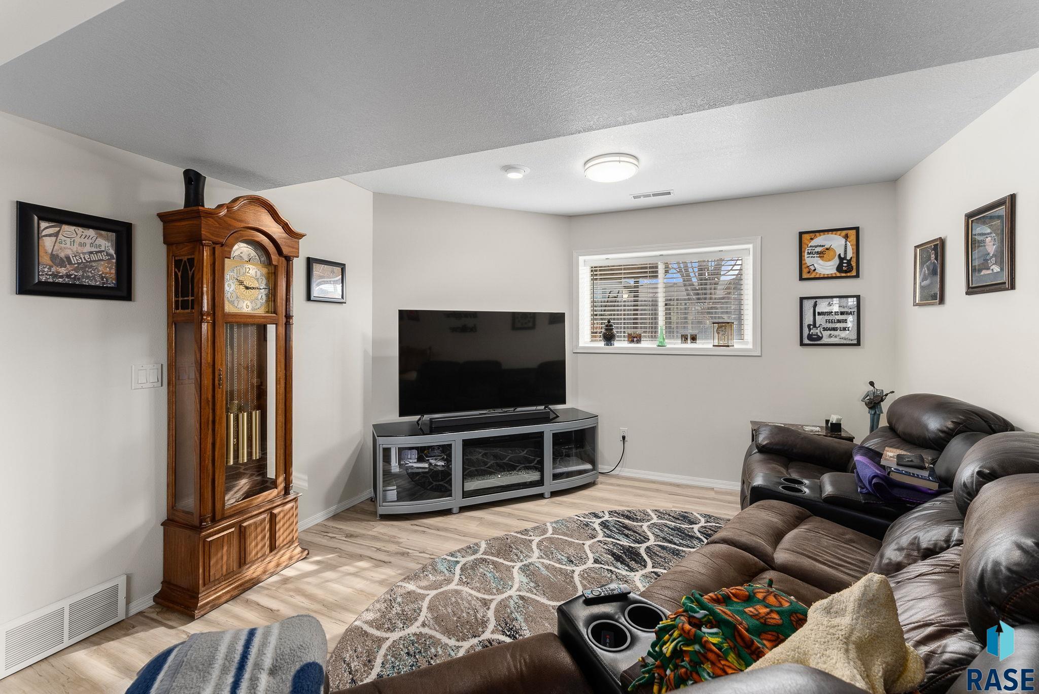 Sioux Falls, South Dakota 57107, United States, 4 Bedrooms Bedrooms, ,2 BathroomsBathrooms,Residential,Active,88942