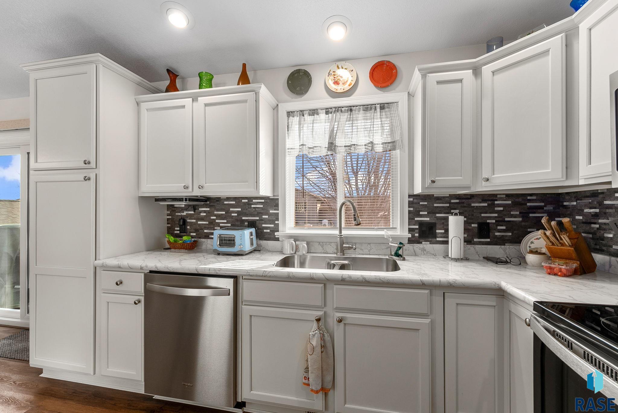 Sioux Falls, South Dakota 57107, United States, 4 Bedrooms Bedrooms, ,2 BathroomsBathrooms,Residential,Active,88942