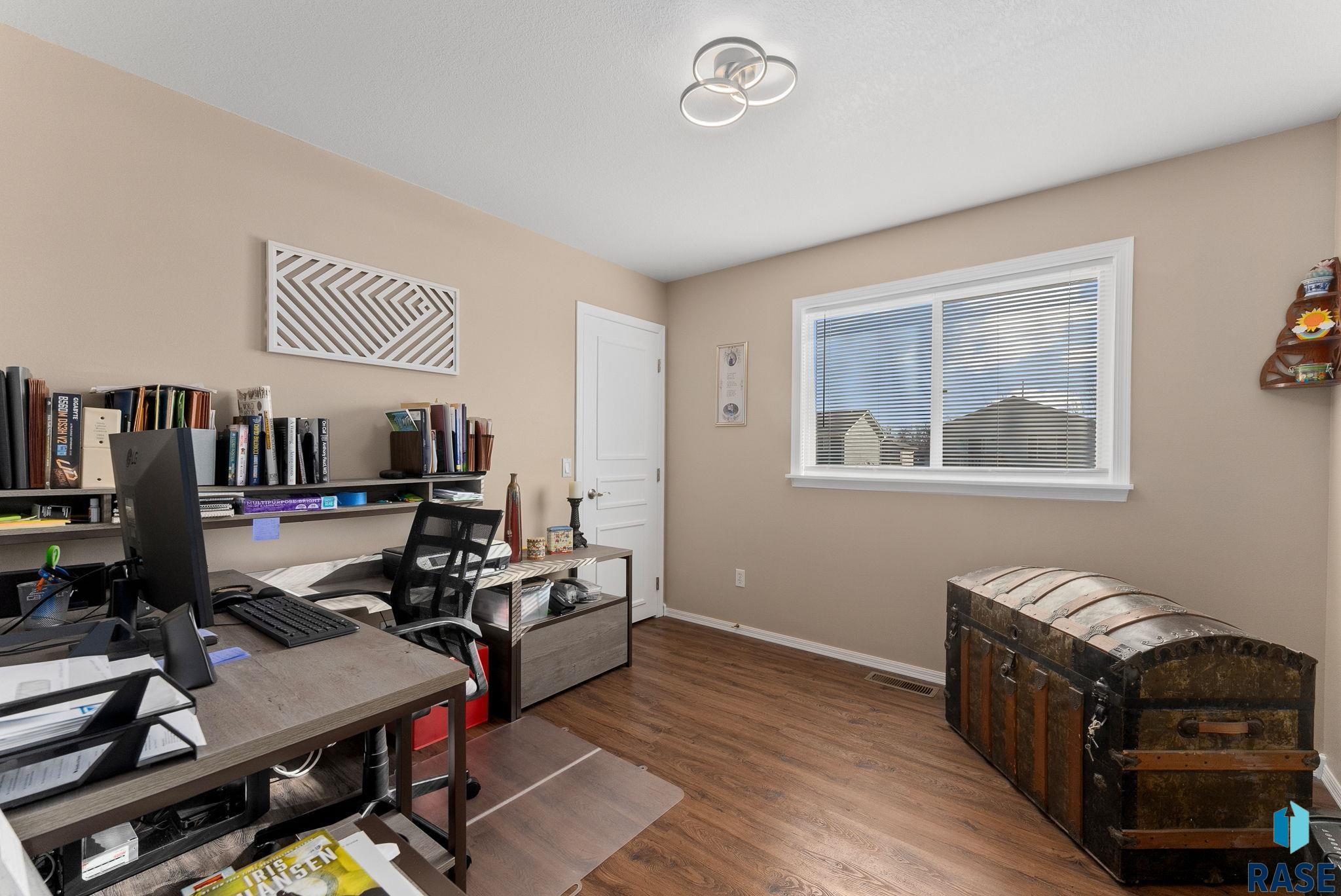 Sioux Falls, South Dakota 57107, United States, 4 Bedrooms Bedrooms, ,2 BathroomsBathrooms,Residential,Active,88942