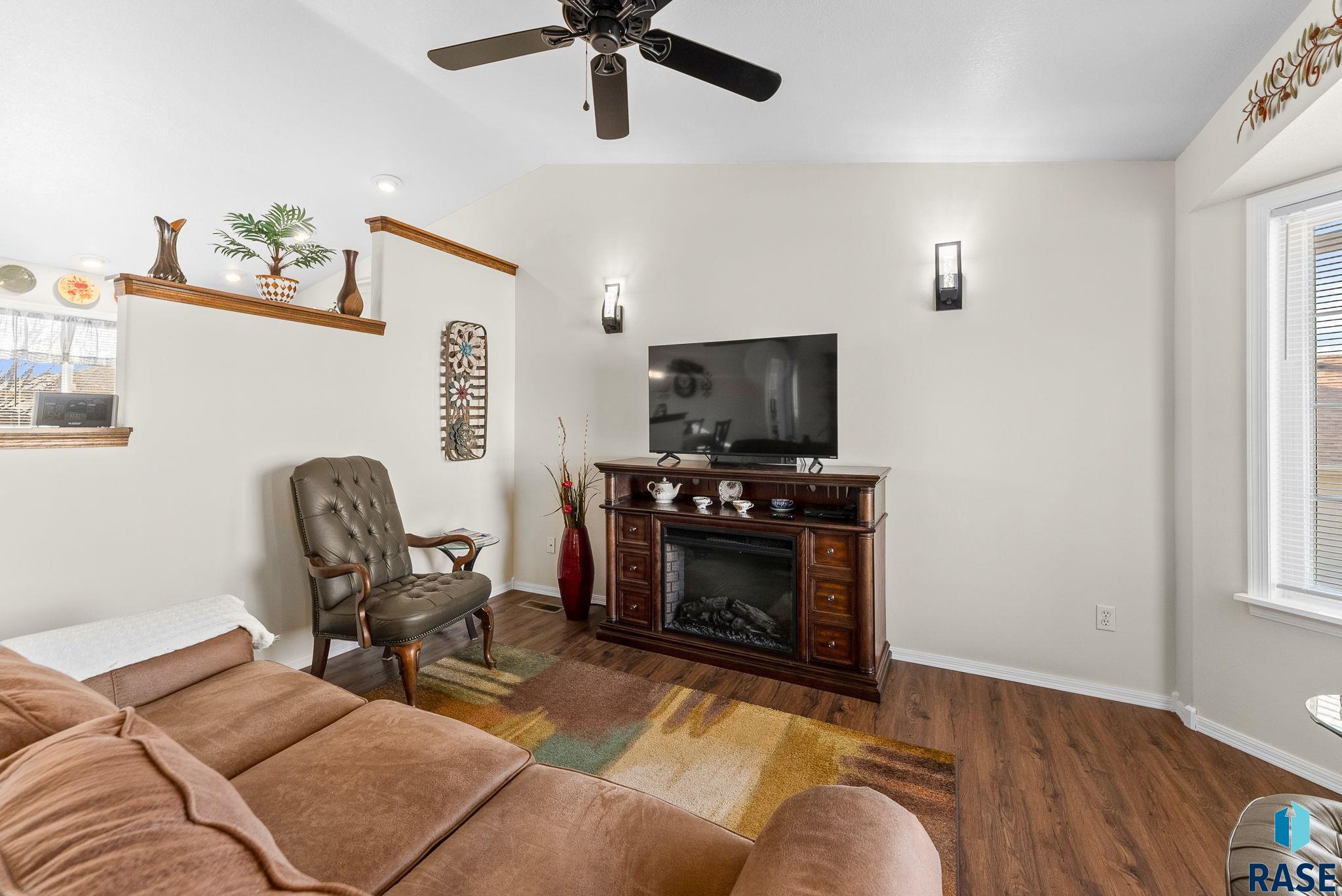 Sioux Falls, South Dakota 57107, United States, 4 Bedrooms Bedrooms, ,2 BathroomsBathrooms,Residential,Active,88942