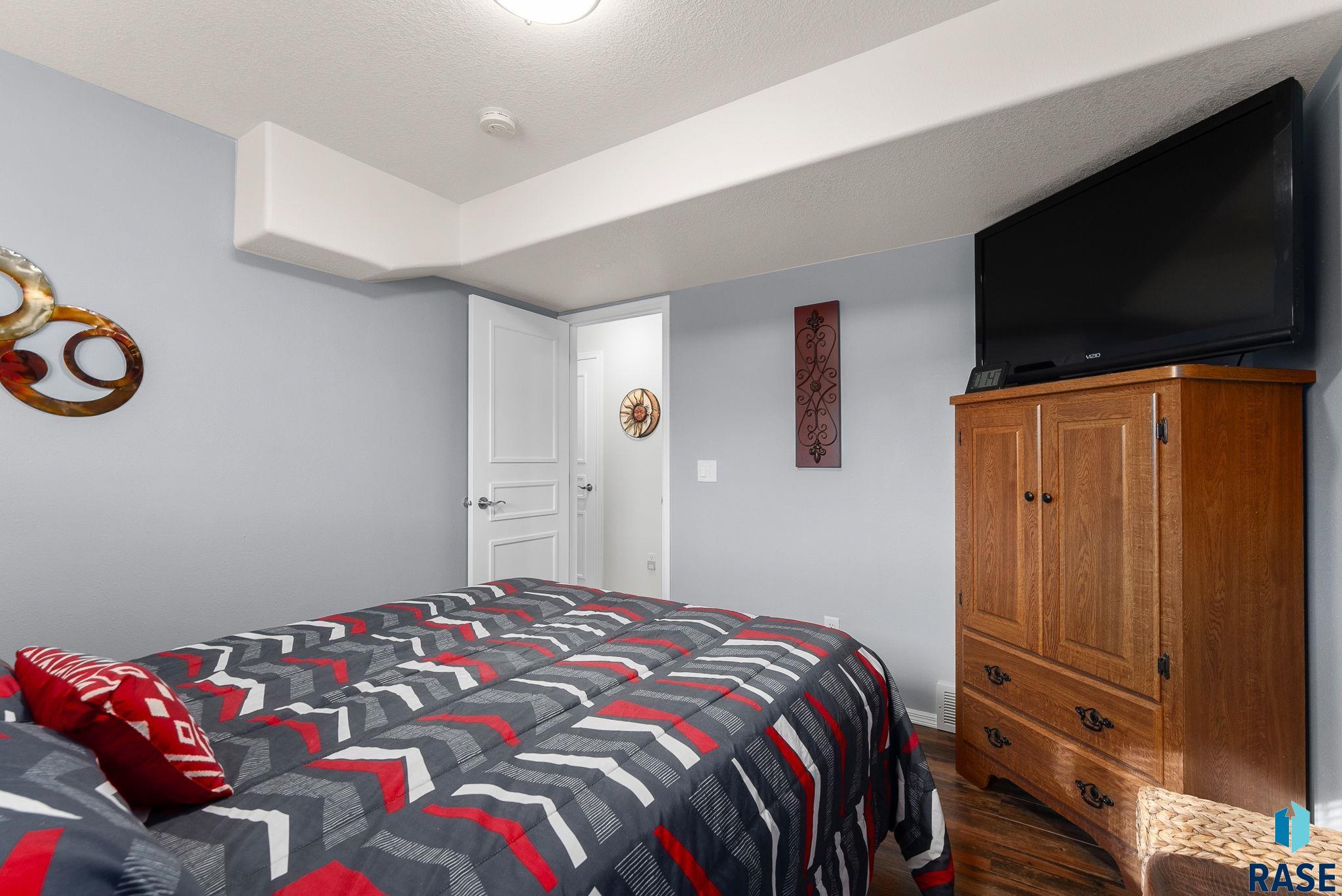 Sioux Falls, South Dakota 57107, United States, 4 Bedrooms Bedrooms, ,2 BathroomsBathrooms,Residential,Active,88942