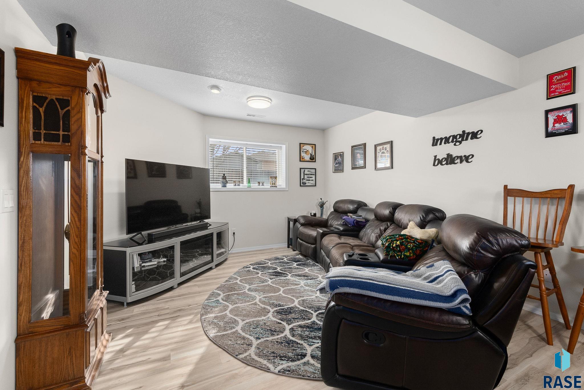 Sioux Falls, South Dakota 57107, United States, 4 Bedrooms Bedrooms, ,2 BathroomsBathrooms,Residential,Active,88942