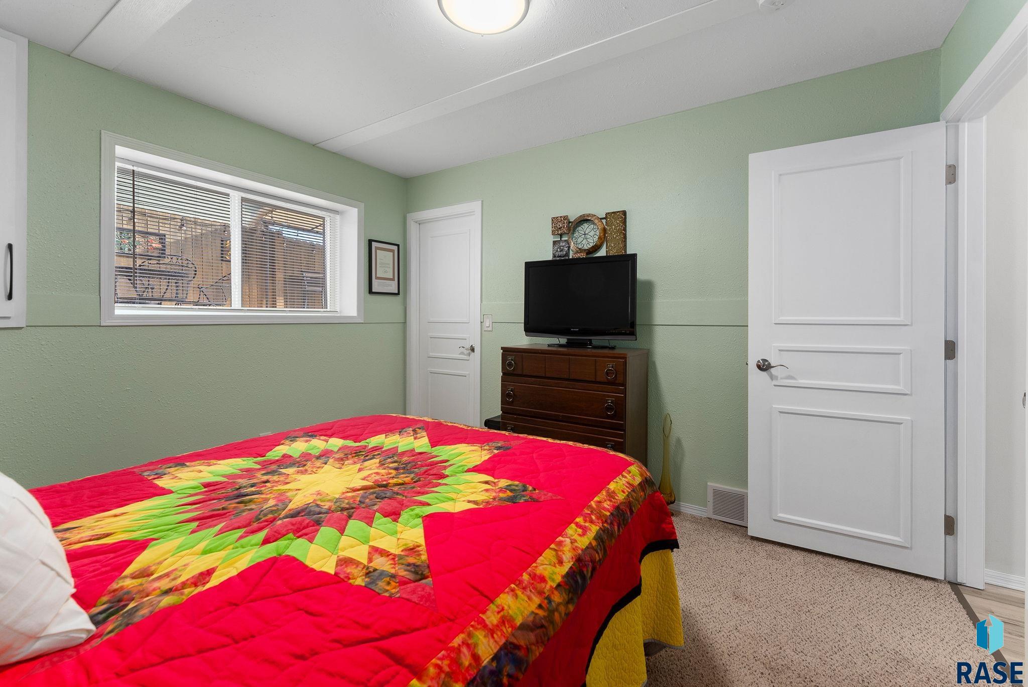 Sioux Falls, South Dakota 57107, United States, 4 Bedrooms Bedrooms, ,2 BathroomsBathrooms,Residential,Active,88942