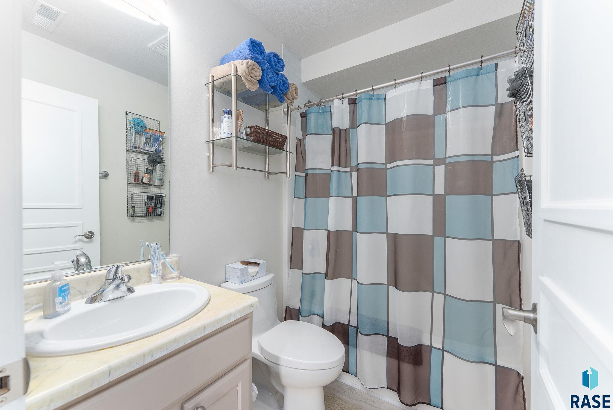 Sioux Falls, South Dakota 57107, United States, 4 Bedrooms Bedrooms, ,2 BathroomsBathrooms,Residential,Active,88942