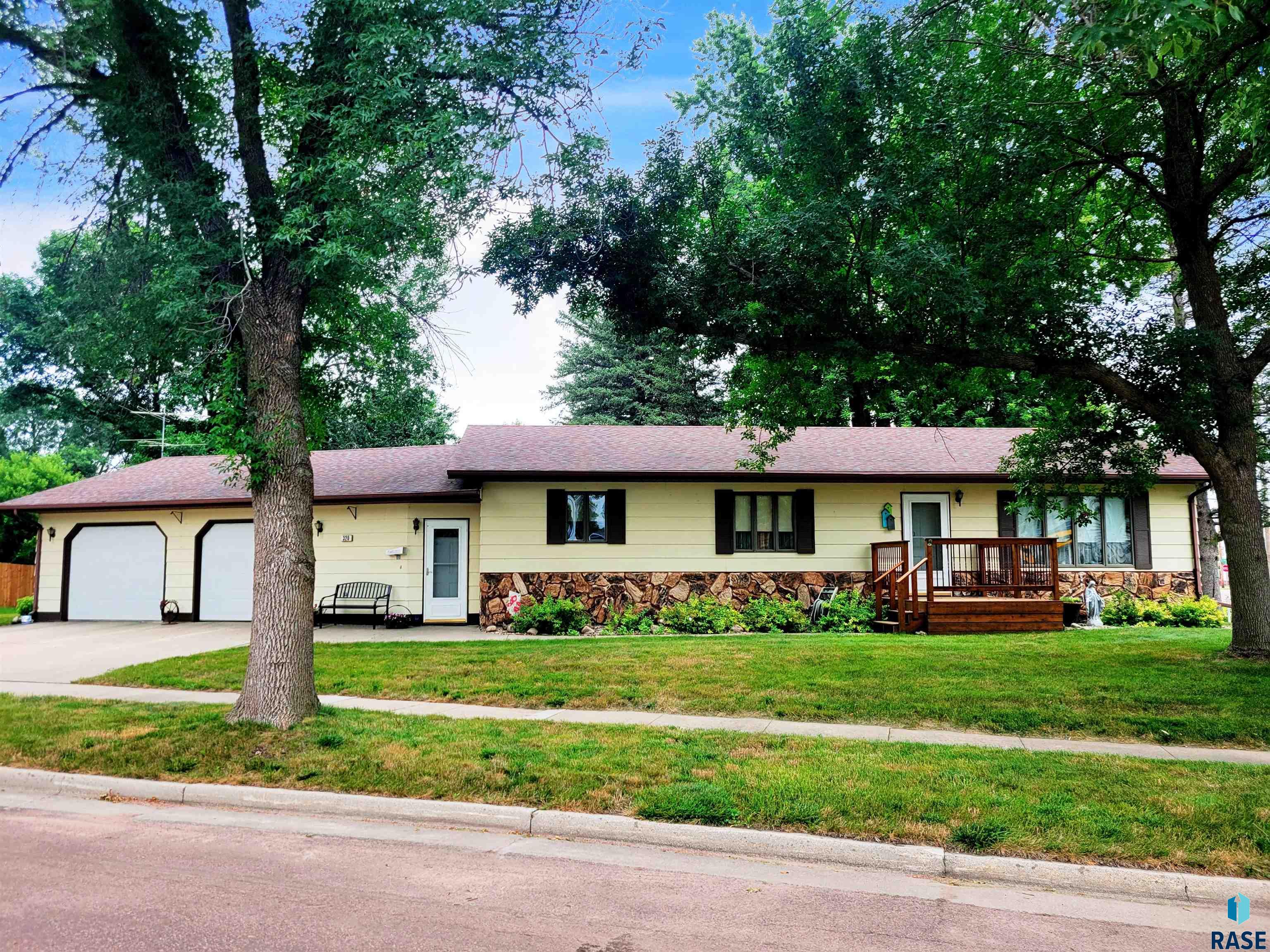 320 S Ash St Street, Lennox, South Dakota image 1