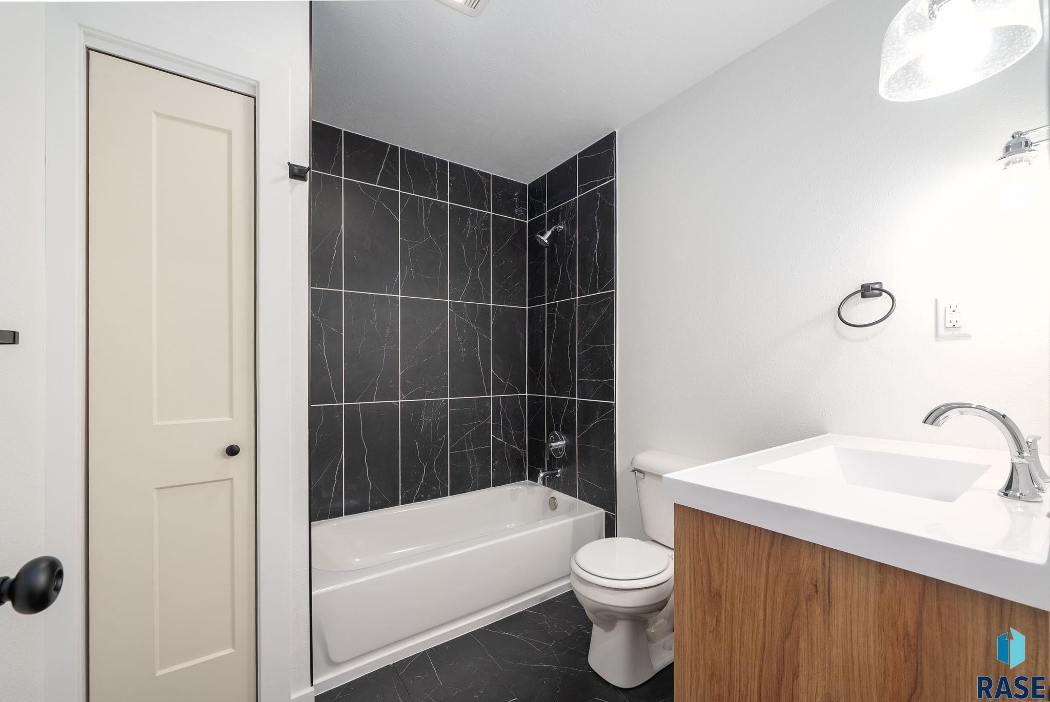 Sioux Falls, South Dakota 57104, United States, 3 Bedrooms Bedrooms, ,1 BathroomBathrooms,Residential,Contingent,124762