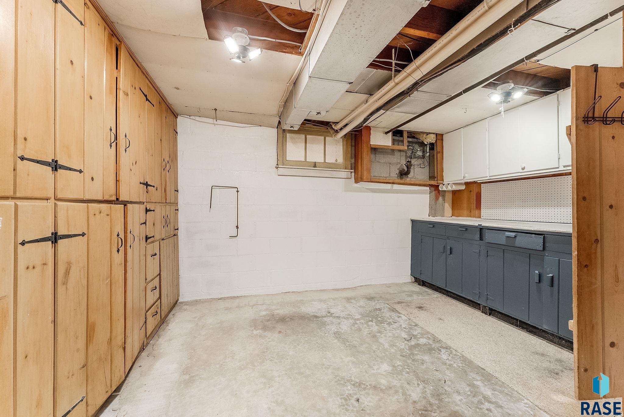 Sioux Falls, South Dakota 57105, United States, 3 Bedrooms Bedrooms, ,2 BathroomsBathrooms,Residential,Pending,153260