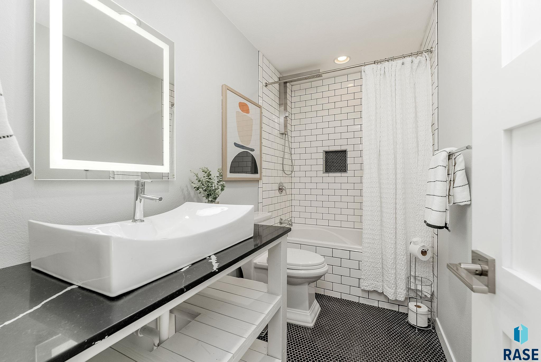 Sioux Falls, South Dakota 57105, United States, 3 Bedrooms Bedrooms, ,2 BathroomsBathrooms,Residential,Pending,153260