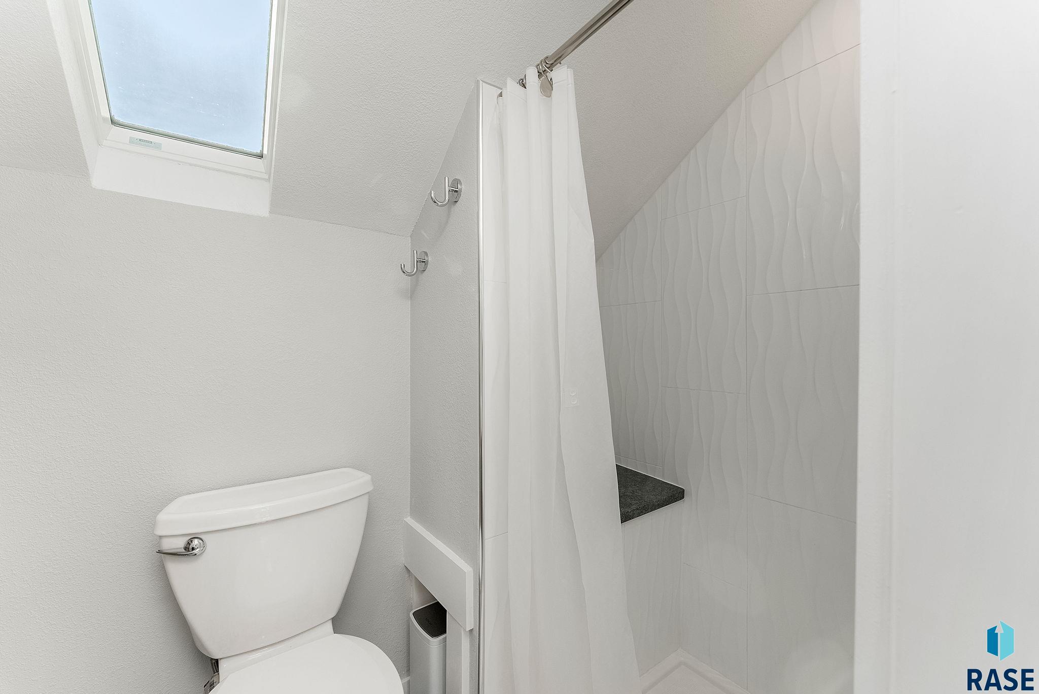 Sioux Falls, South Dakota 57105, United States, 3 Bedrooms Bedrooms, ,2 BathroomsBathrooms,Residential,Pending,153260