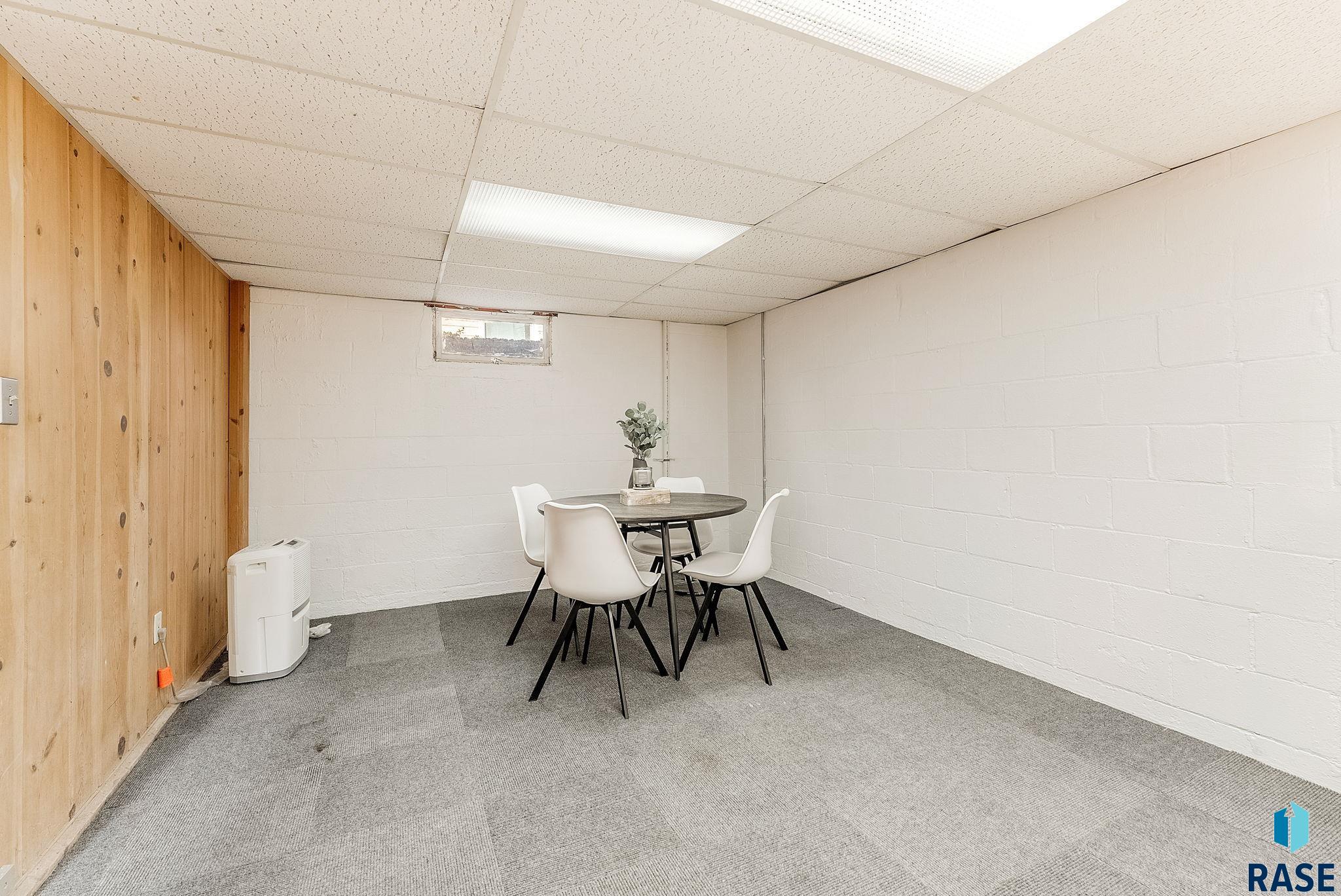 Sioux Falls, South Dakota 57105, United States, 3 Bedrooms Bedrooms, ,2 BathroomsBathrooms,Residential,Pending,153260