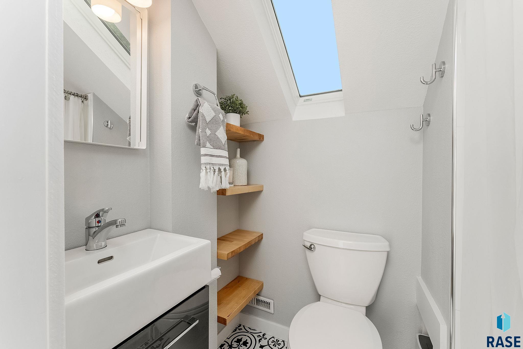 Sioux Falls, South Dakota 57105, United States, 3 Bedrooms Bedrooms, ,2 BathroomsBathrooms,Residential,Pending,153260