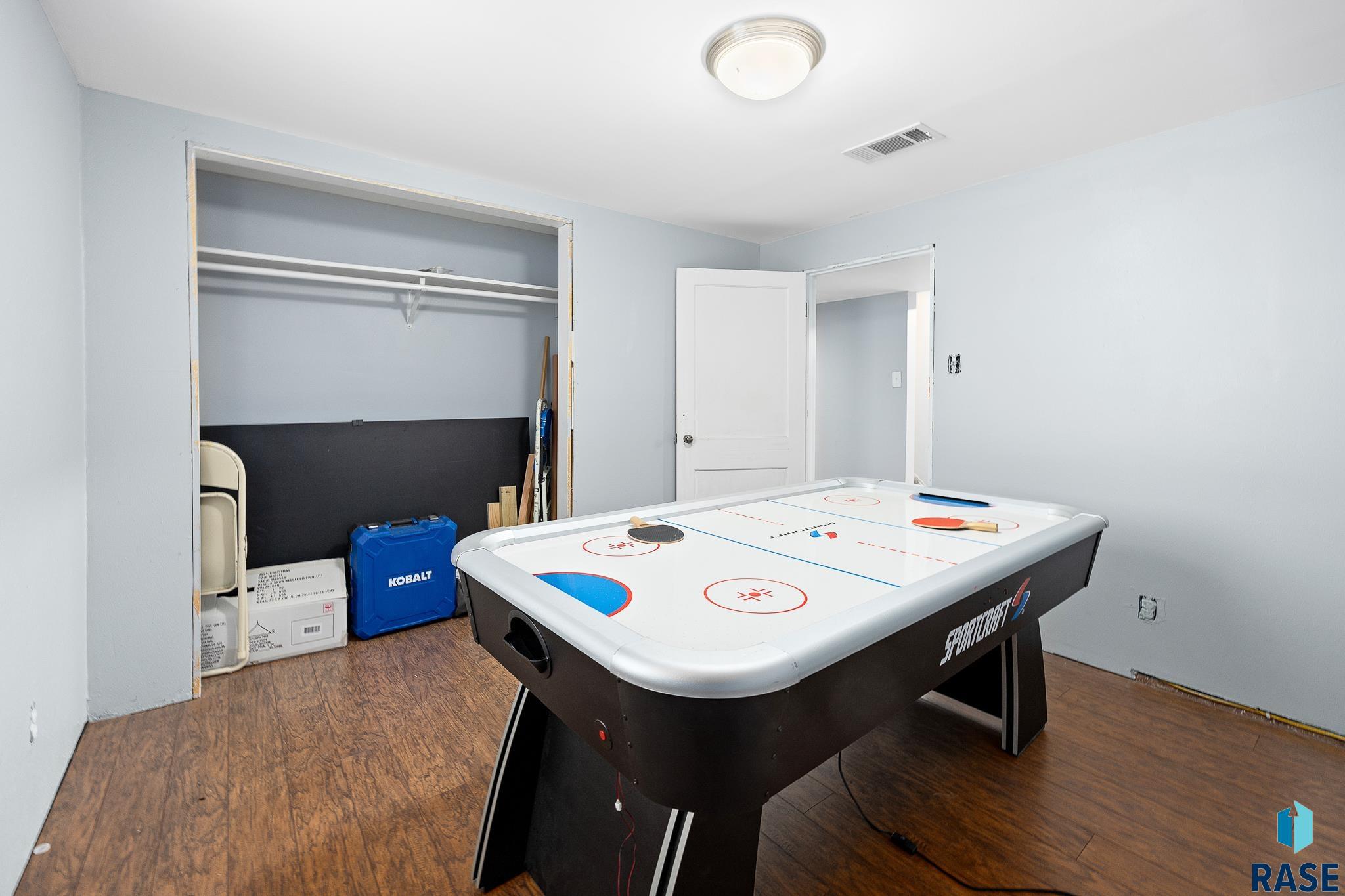 Sioux Falls, South Dakota 57104, United States, 3 Bedrooms Bedrooms, ,2 BathroomsBathrooms,Residential,Contingent,77265